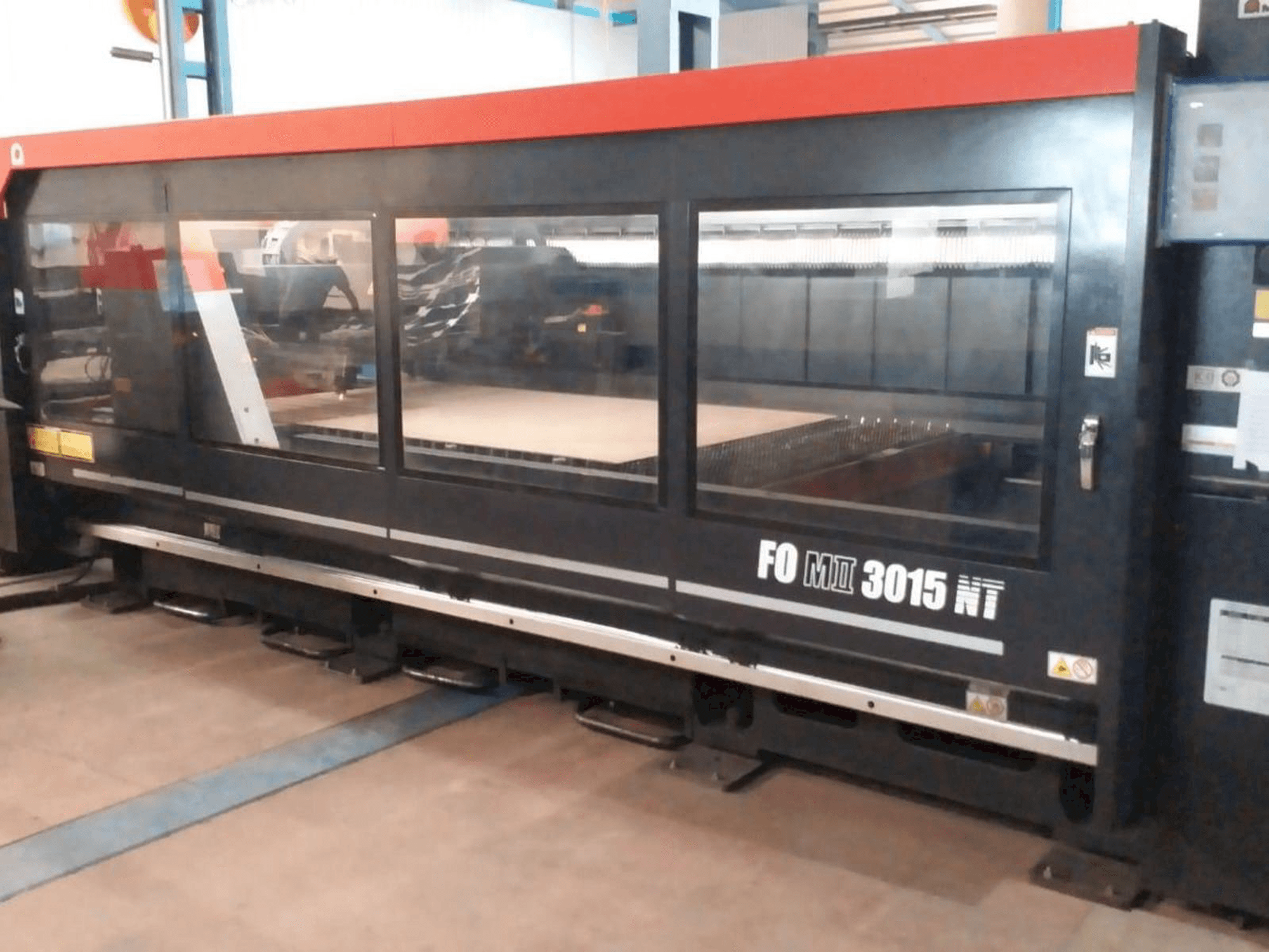 Widok z przodu maszyny AMADA F0M2 3015 MT