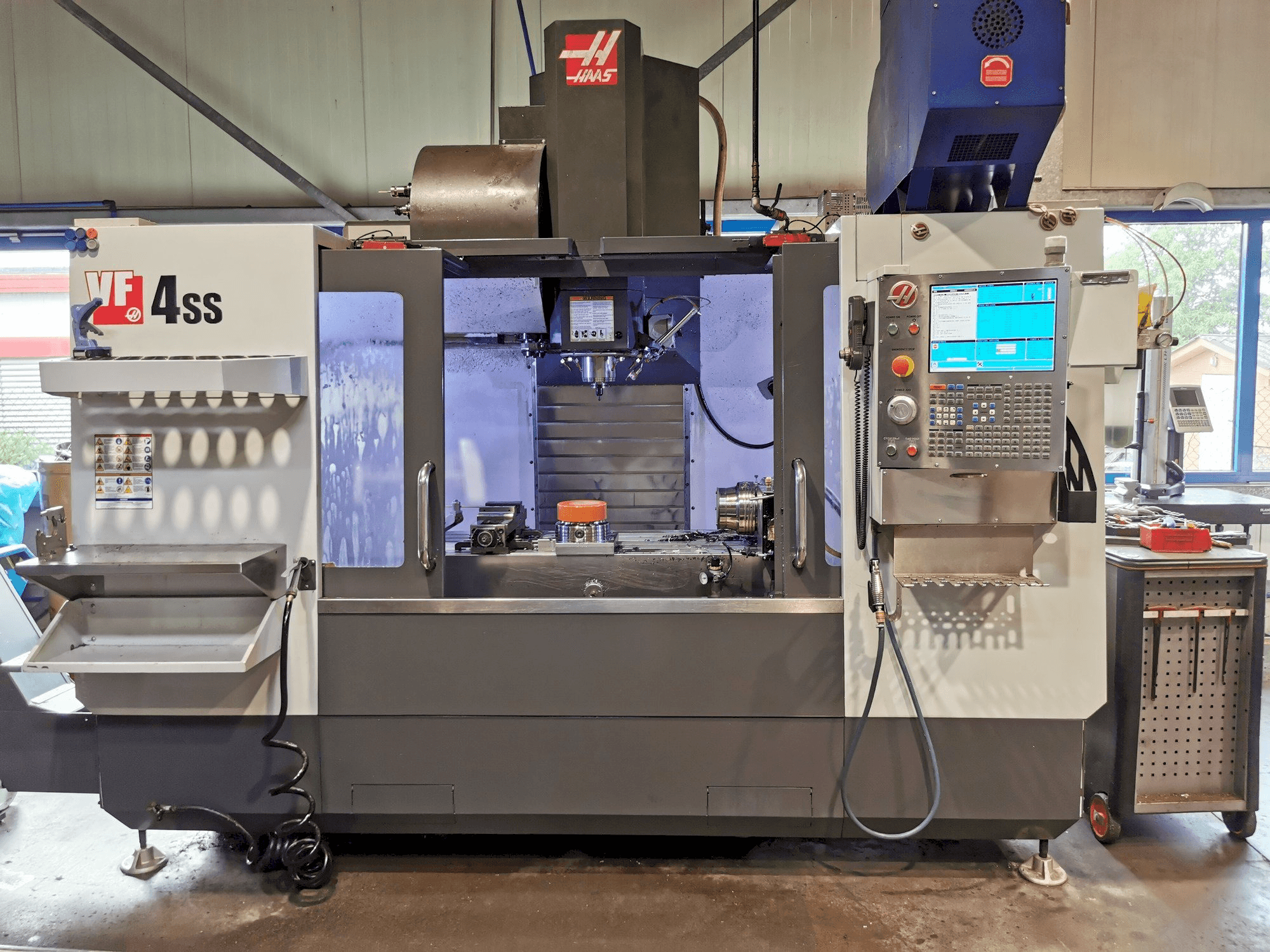 Widok z przodu maszyny HAAS VF-4SS