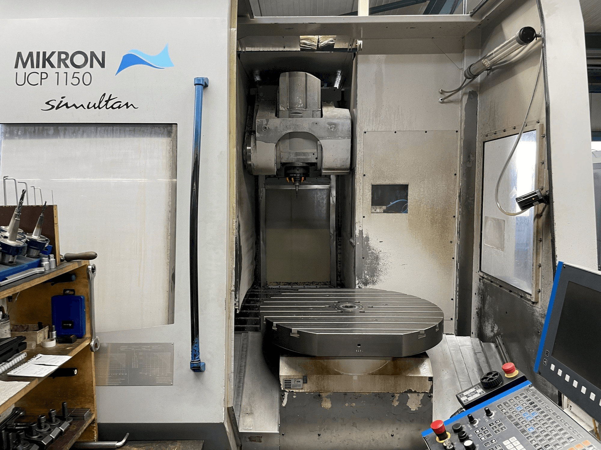 Widok z przodu maszyny MIKRON UCP 1150 SIMULTAN