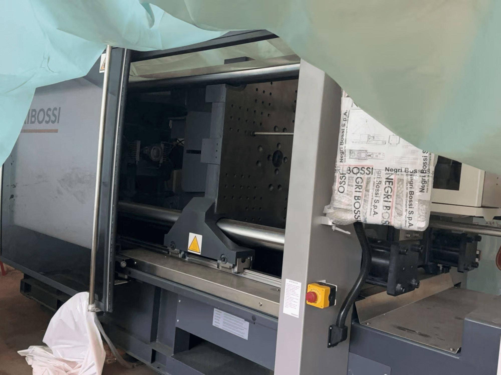 Wtryskarka elektryczna Negri Bossi NOVA e350T H1550, widok z boku, otwarte drzwi i elementy wewnętrzne.