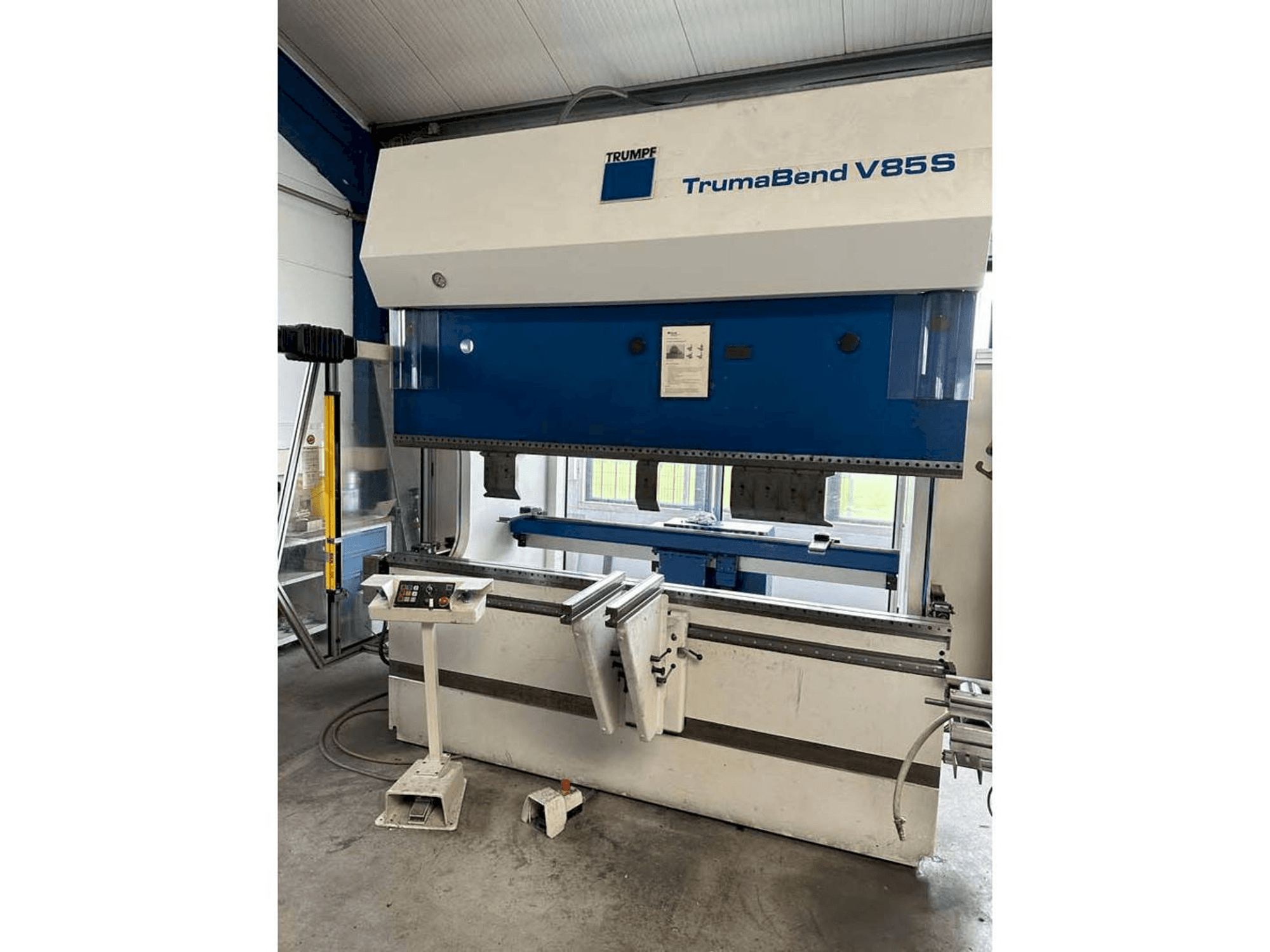 Widok z przodu maszyny Trumpf TrumaBend V85S
