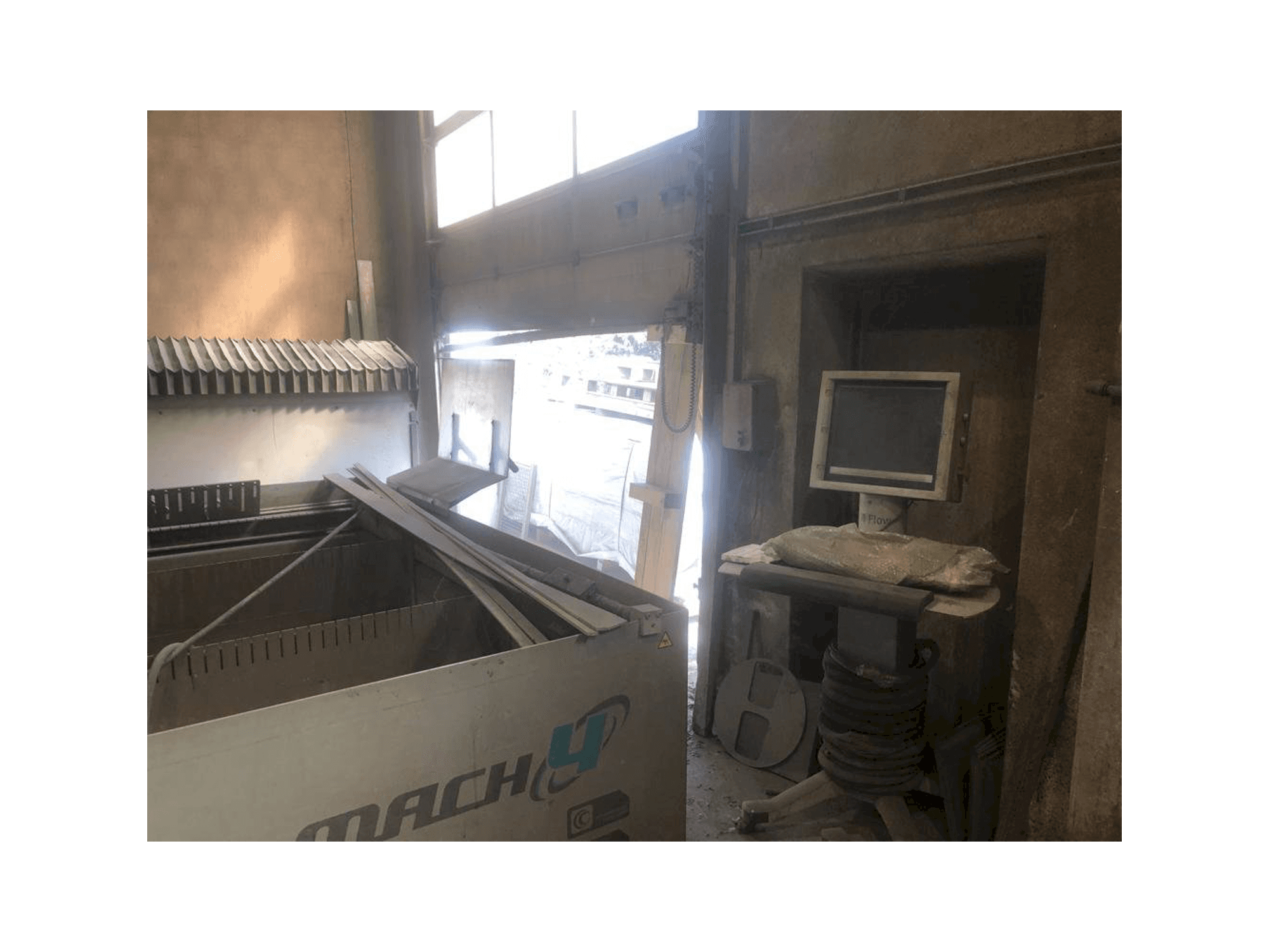 Widok lewej strony maszyny Flow Mach 4 3D