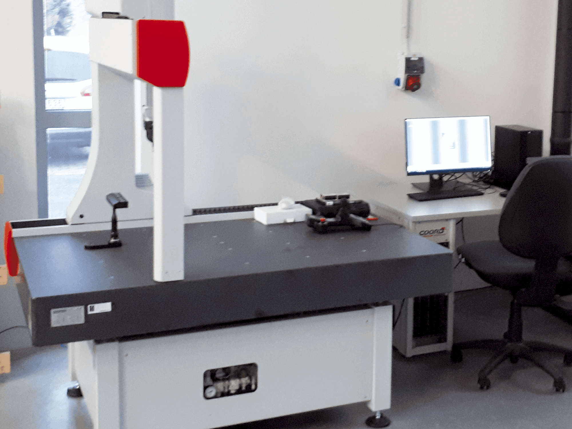 Widok z przodu maszyny Coord3 ARES NT-L 10.7.5 CNC