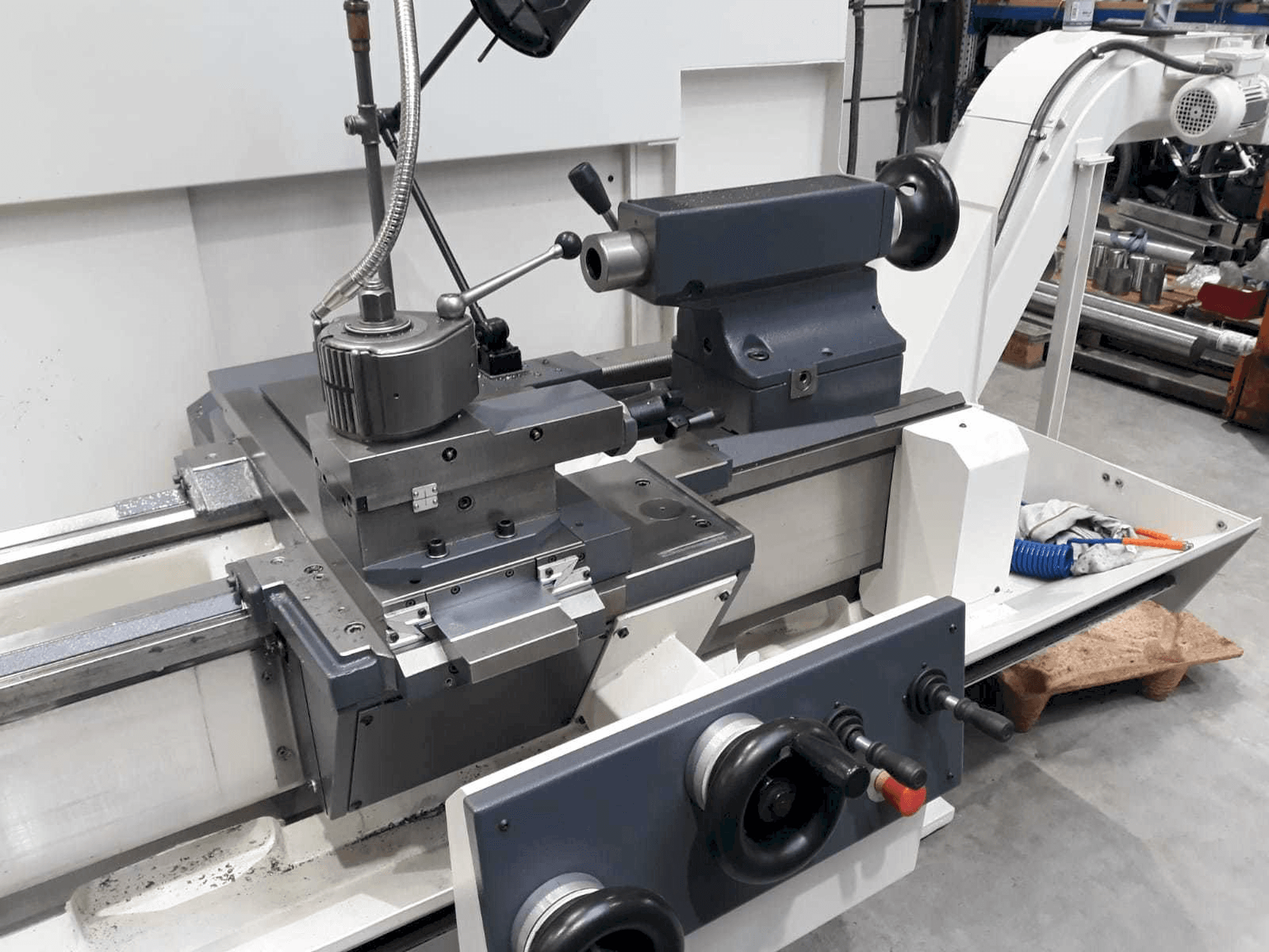 Widok z przodu maszyny BOEHRINGER DUS 560