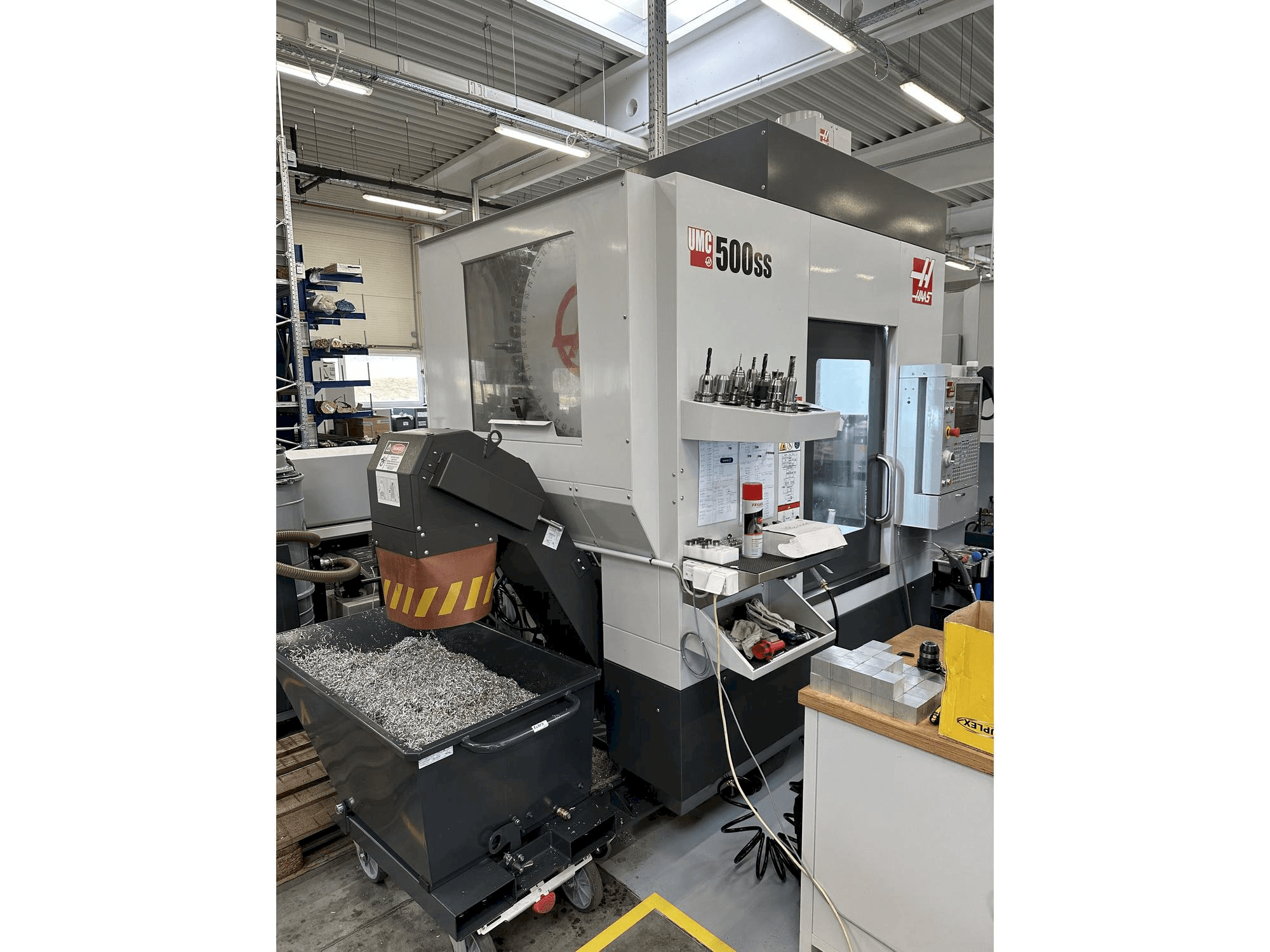 Widok z przodu maszyny HAAS UMC-500SS