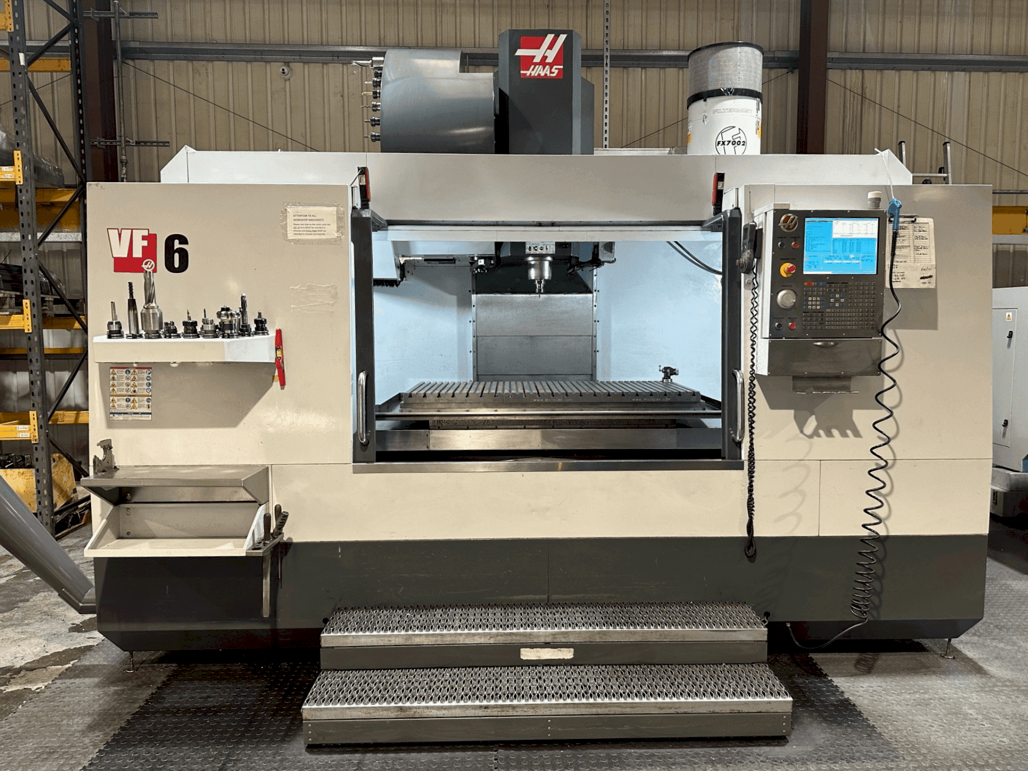 Widok z przodu maszyny HAAS VF-6/40