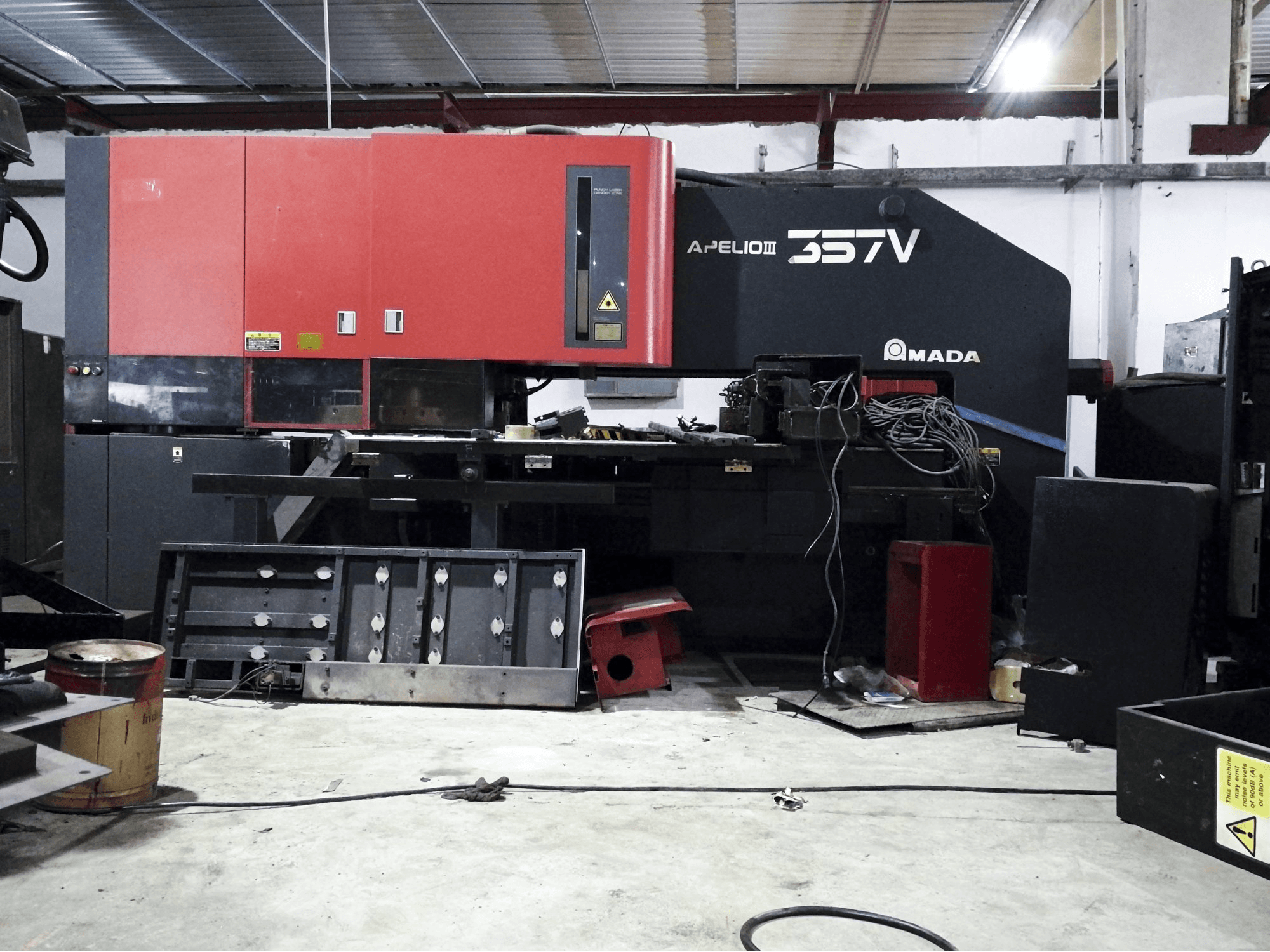 Widok z przodu maszyny AMADA APELIO III-357V