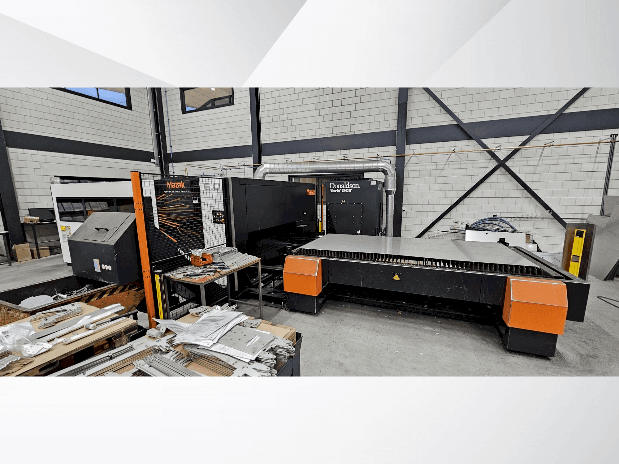 Widok z przodu maszyny Mazak Optiplex 3015 Fiber III 6,0kW