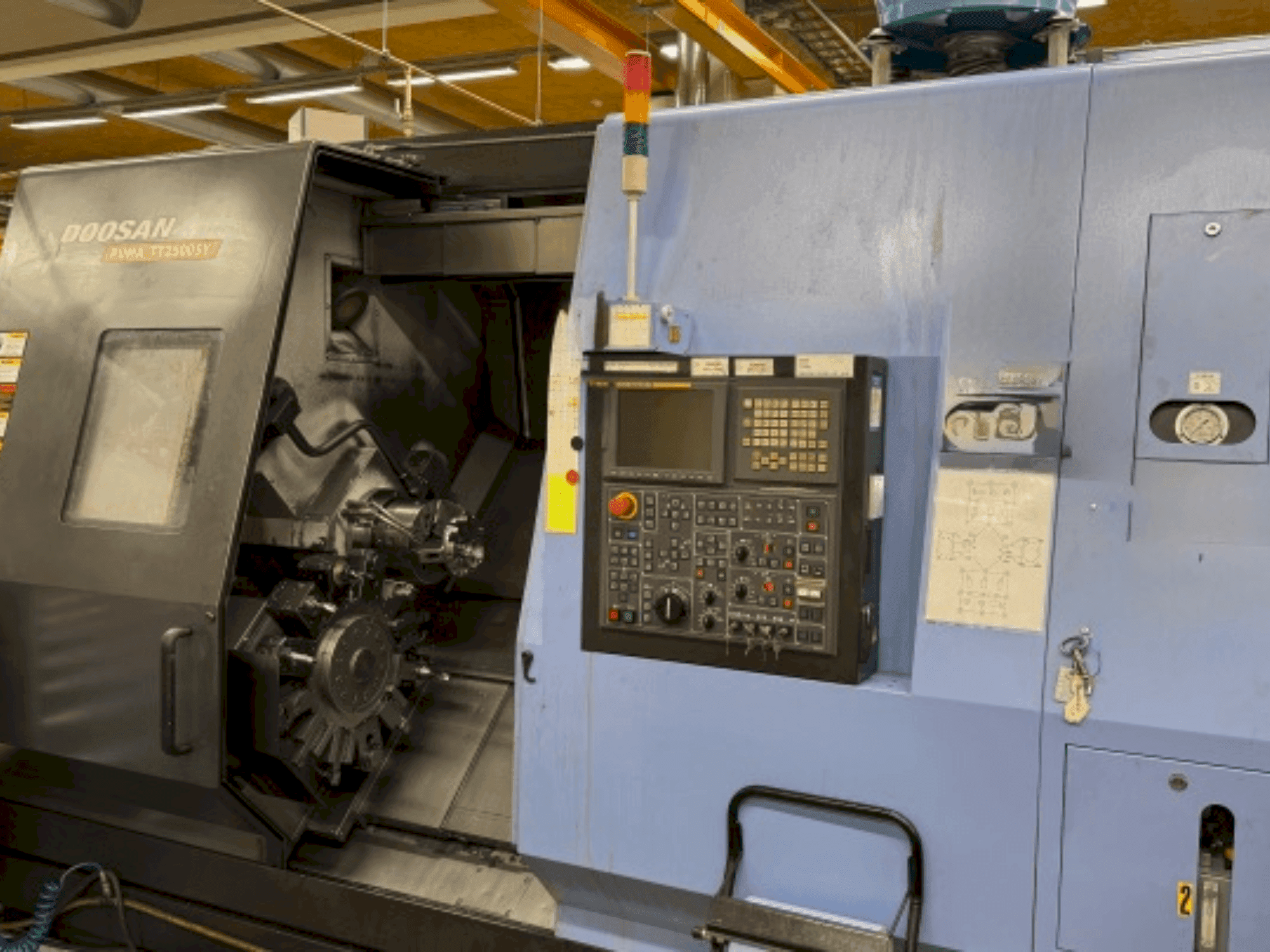 Widok z przodu maszyny DOOSAN Puma TT 2500 SY