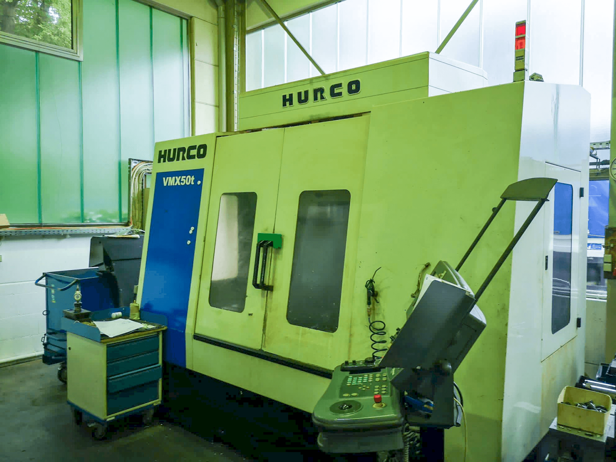 Widok z przodu maszyny Hurco VMX50t