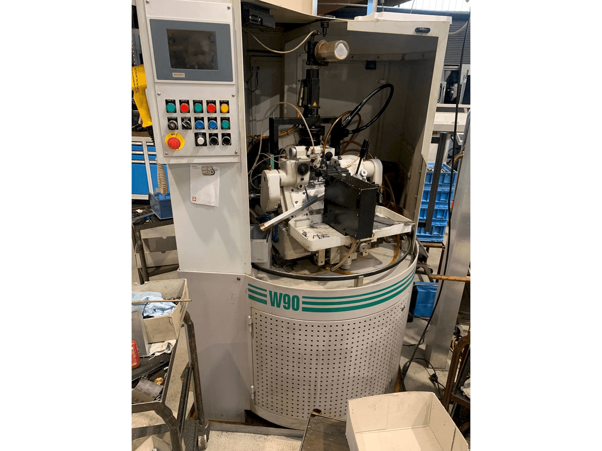 Widok z przodu maszyny Lambert Wahli W 90 CNC