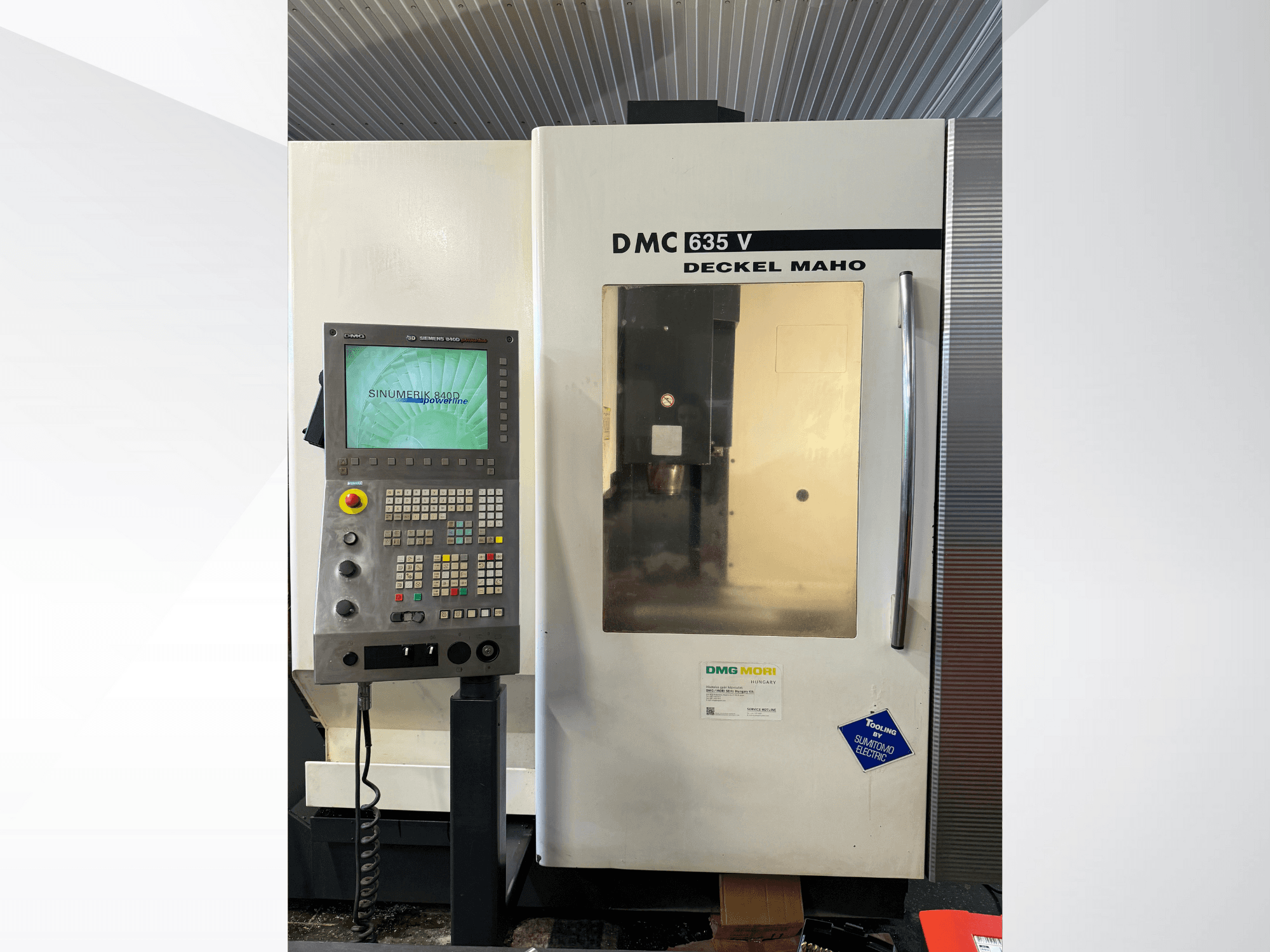 Frezarka DMG Mori DMC 635 V z panelem sterowania, widok z przodu, z wyświetlaczem Sinumerik i różnymi przyciskami obsługi.