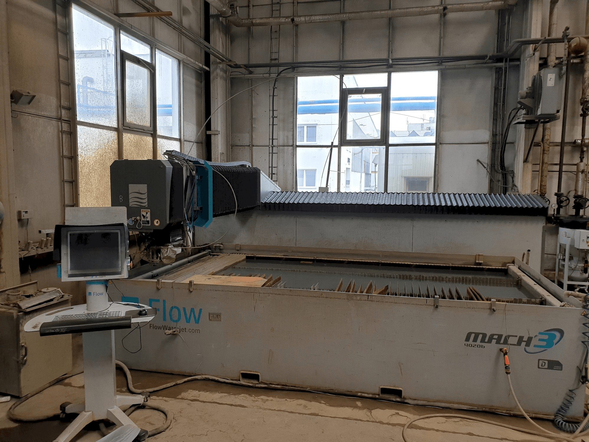 Widok z przodu maszyny Flow Mach 3-4020B