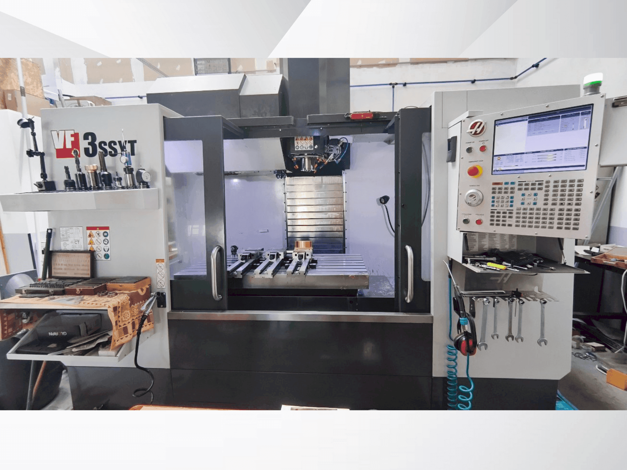 Widok z przodu maszyny HAAS VF-3SSYT with HRT 210 4X