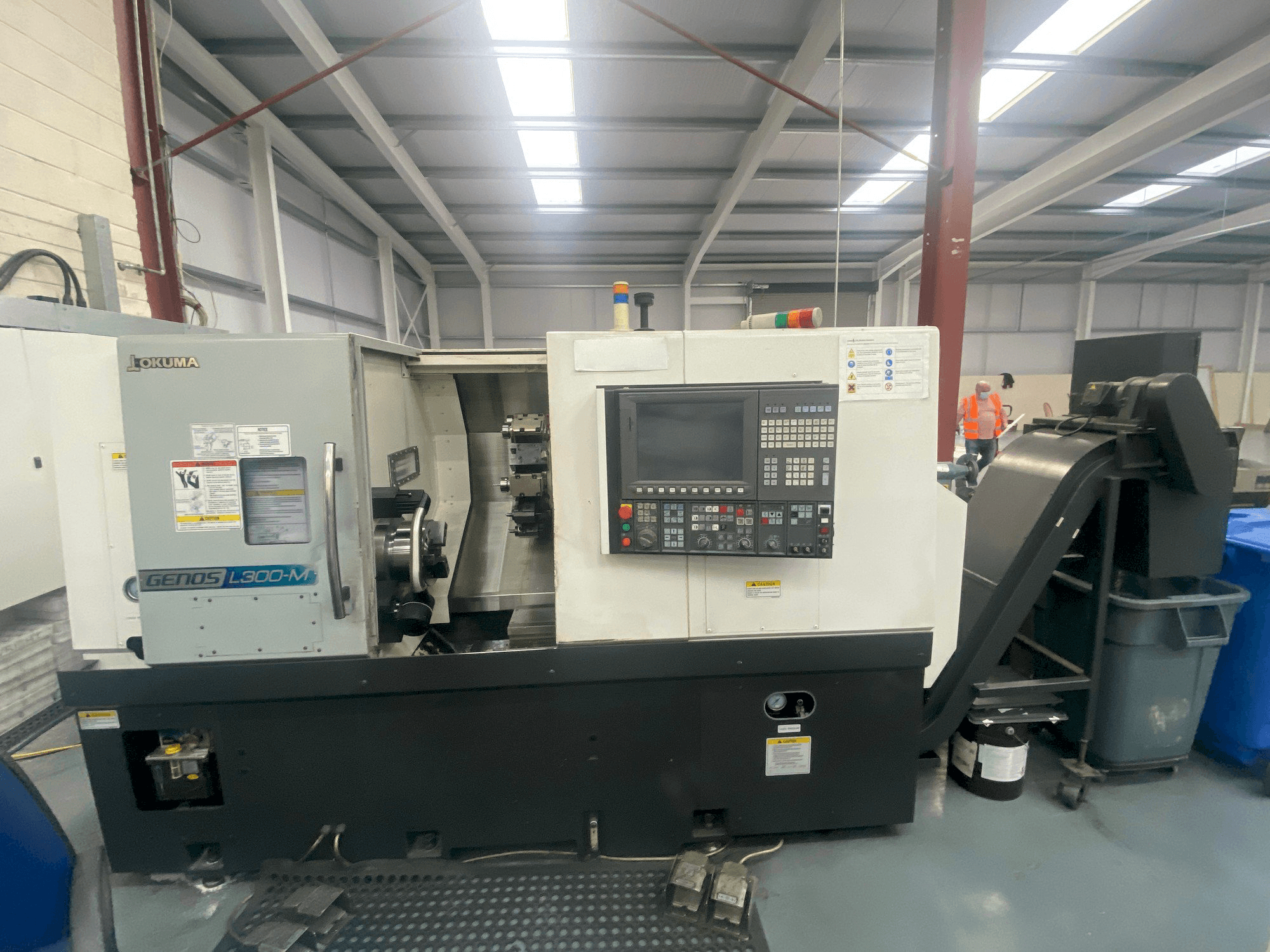 Widok z przodu maszyny Okuma Genos L300MW
