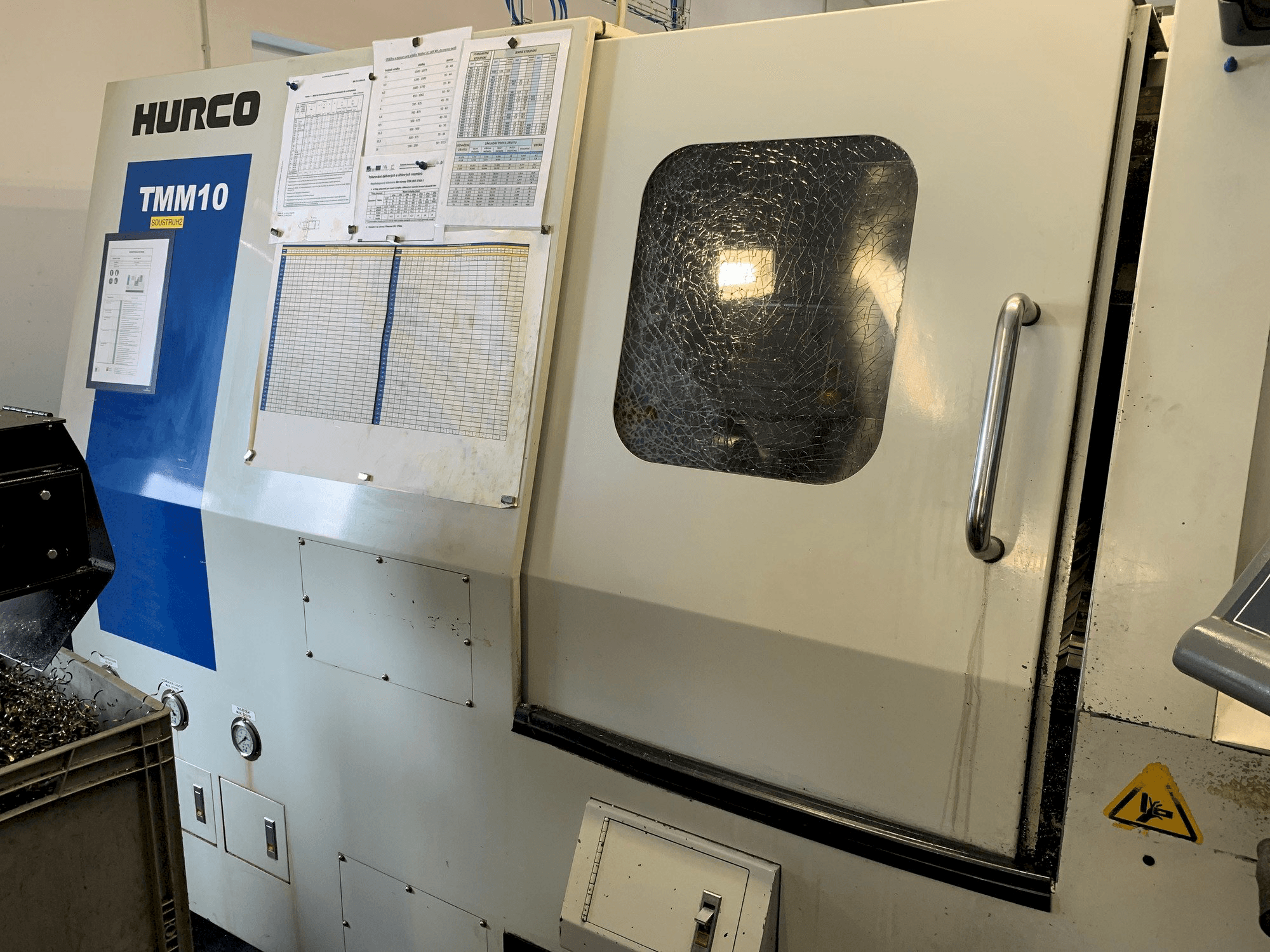 Widok z przodu maszyny Hurco TMM 10