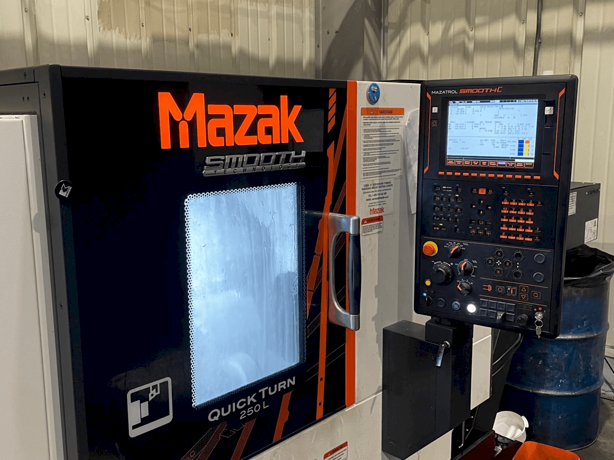 Widok z przodu maszyny Mazak Quick Turn 250 L