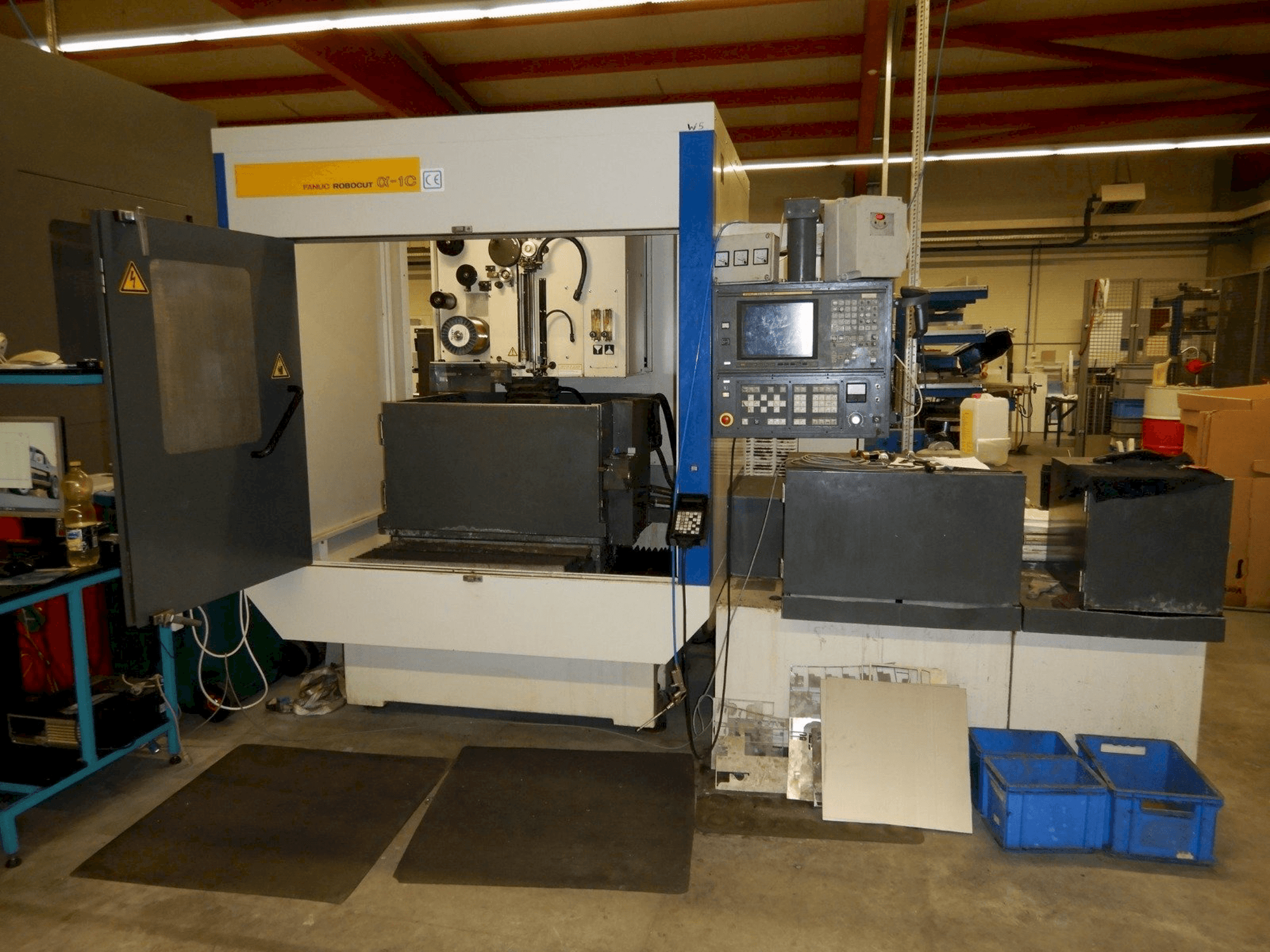 Widok z przodu maszyny FANUC ROBOCUT ALPHA 1C