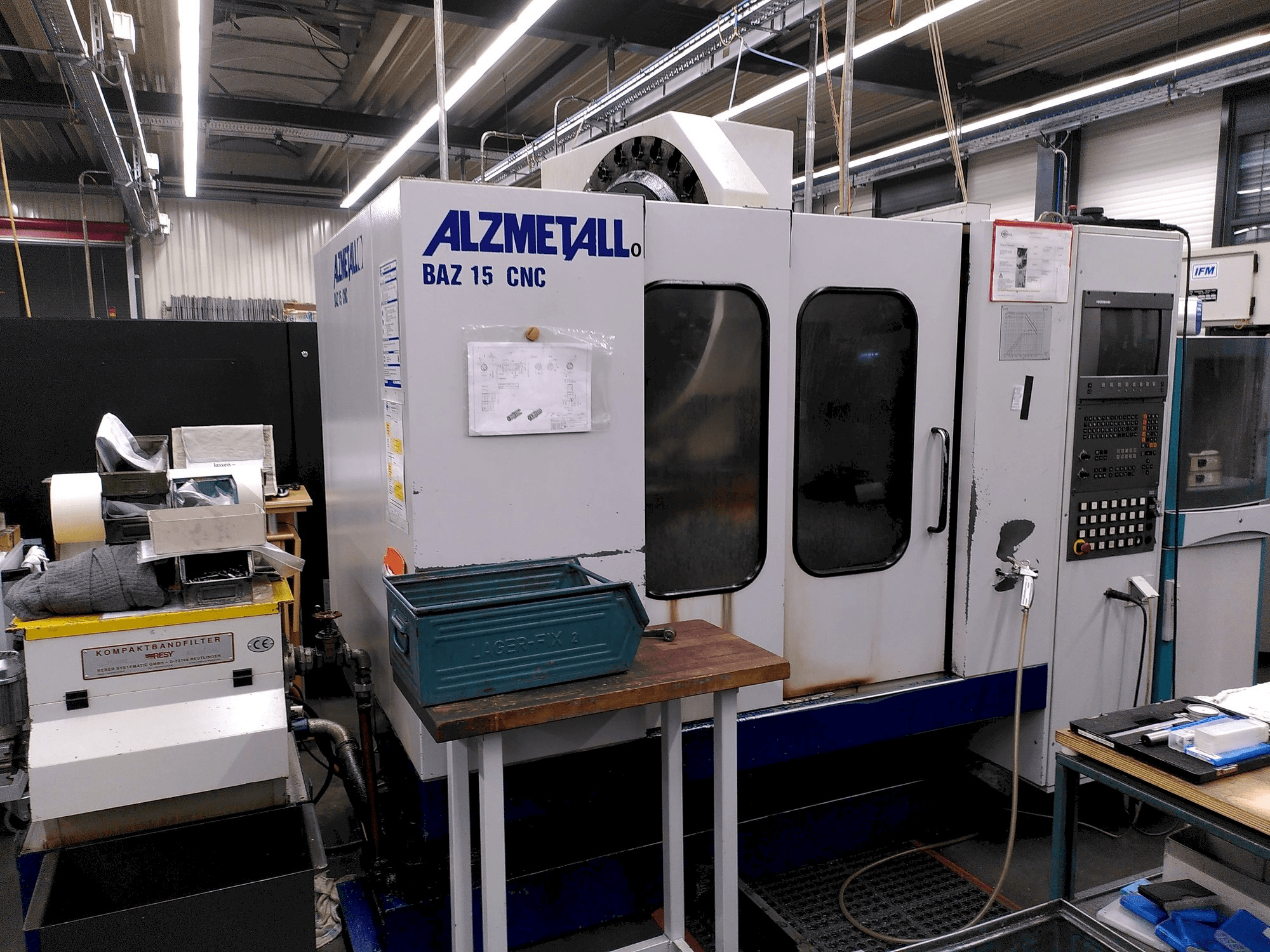 Widok z przodu maszyny Alzmetall BAZ 15 CNC