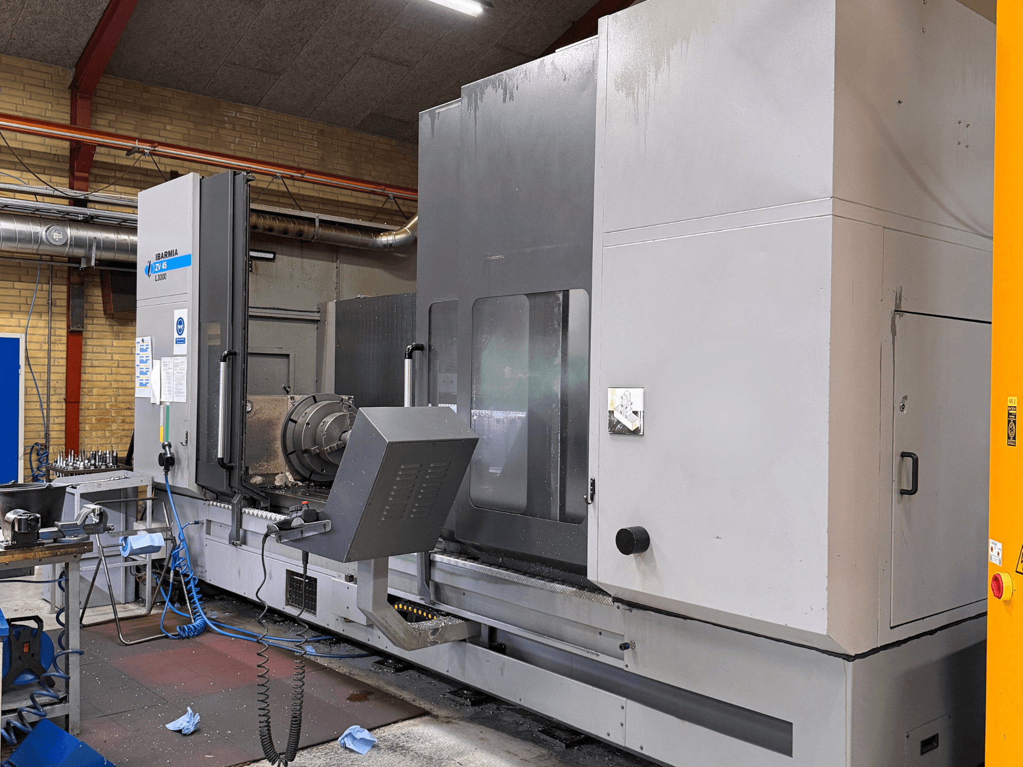 Pionowe centrum obróbcze IBARMIA ZV45 L3000, widok z przodu; duża metalowa obudowa, panel sterowania, widoczny zestaw narzędzi.