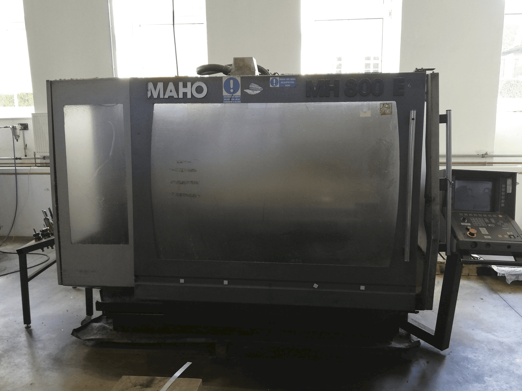 Widok z przodu maszyny DECKEL MAHO MH 800 E