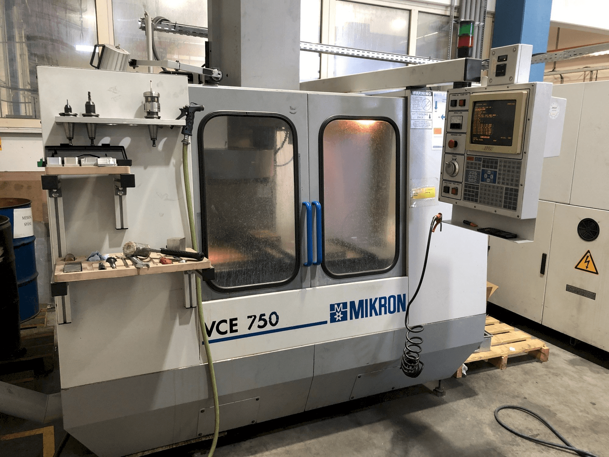 Widok z przodu maszyny MIKRON VCE 750