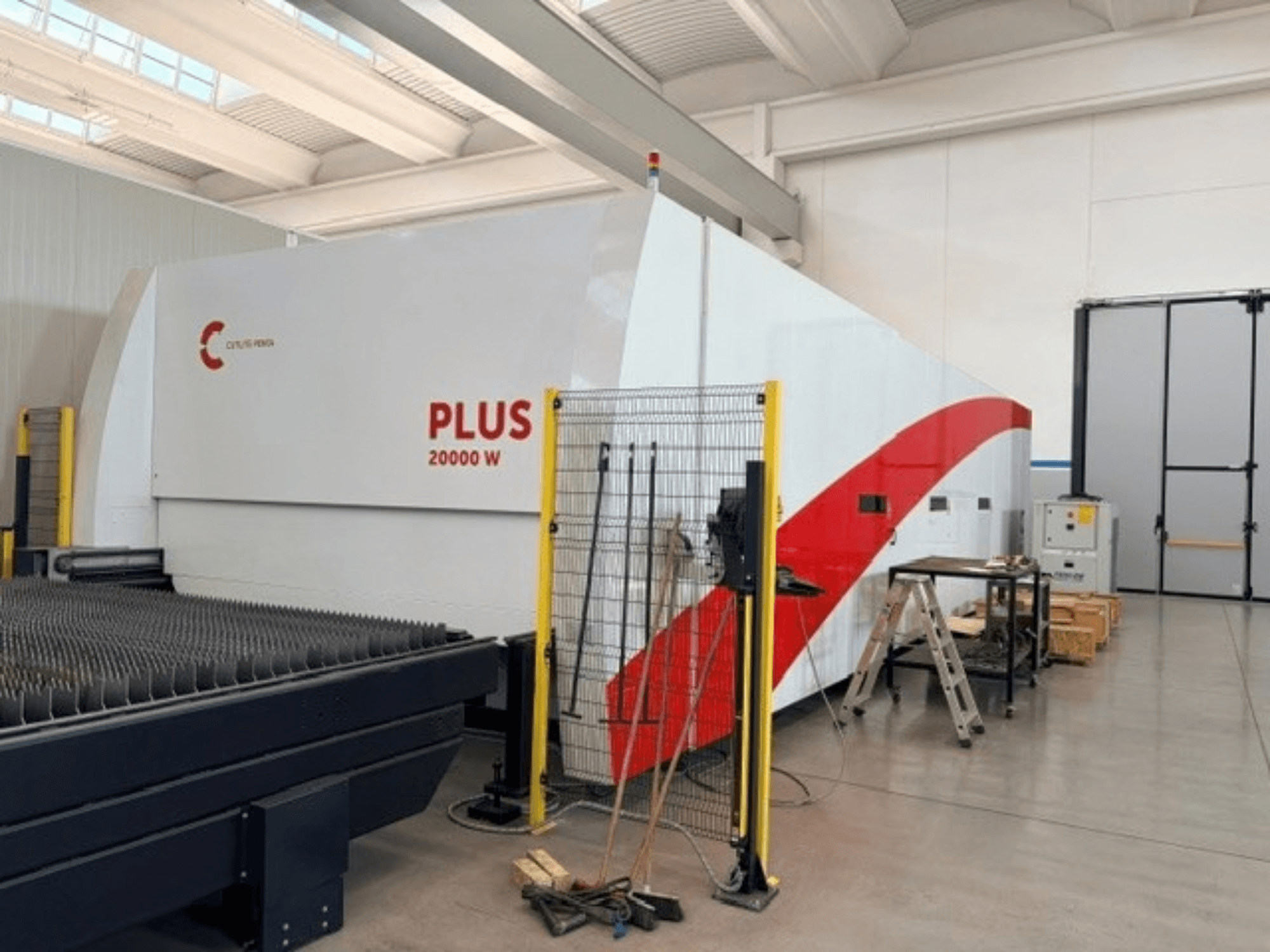 Maszyna do cięcia laserem światłowodowym CUTLITE PENTA PLUS LM 9030, widok z boku, przedstawiająca moc 20 000 W, wraz z ogrodzeniem ochronnym i przestrzenią roboczą.
