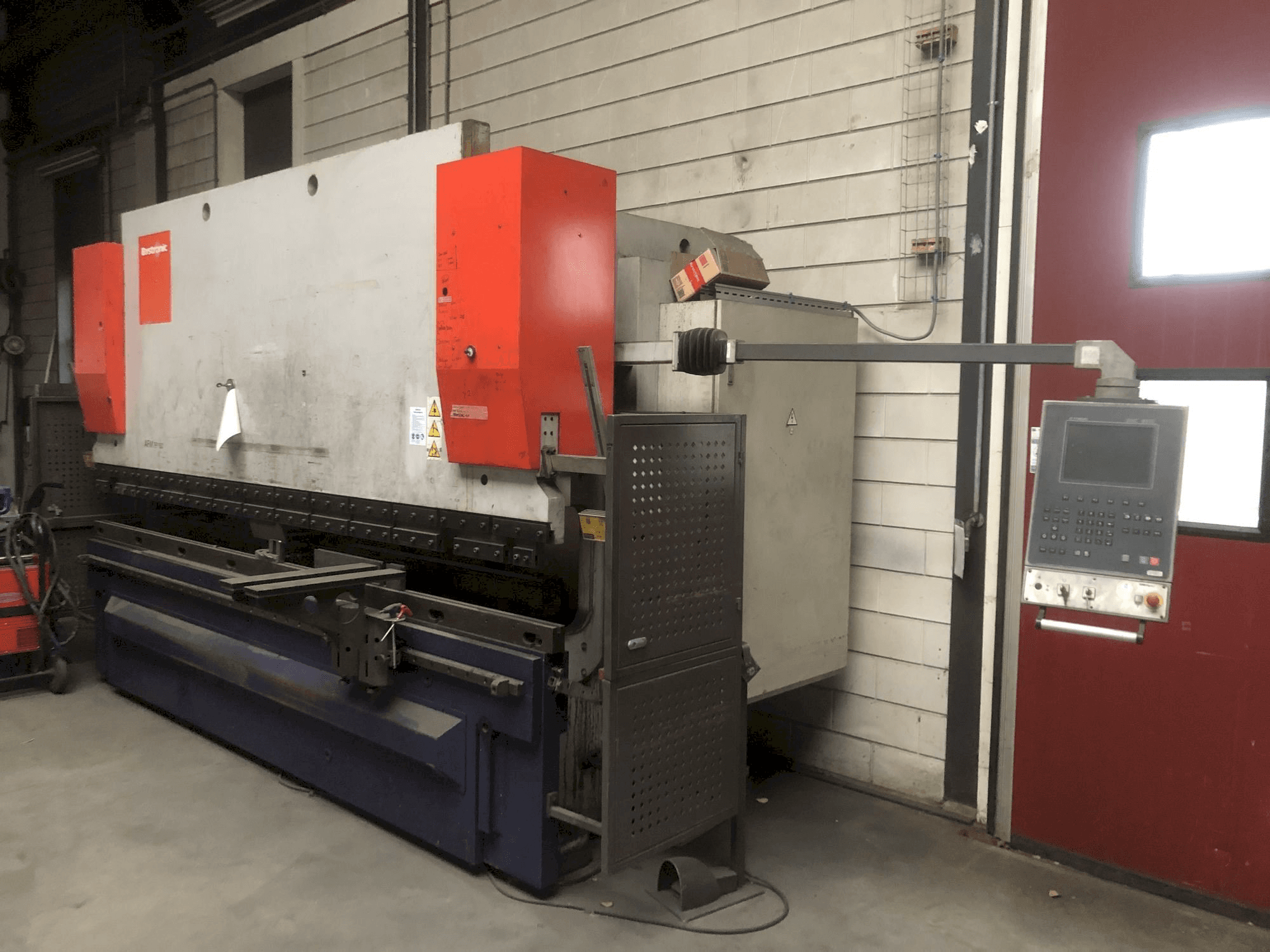 Widok prawej strony maszyny Bystronic EP40-160