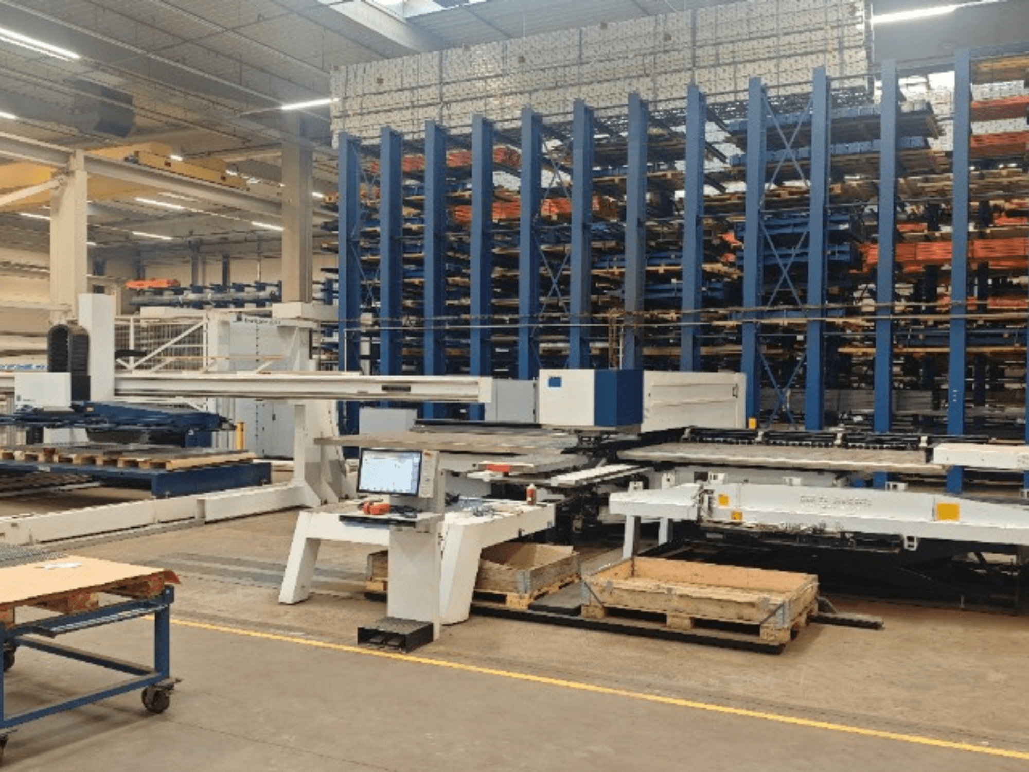 Wykrawarka CNC TRUMPF TruPunch 5000 S12 w warsztacie, widok z przodu wraz z panelem sterowania i miejscem do przechowywania.