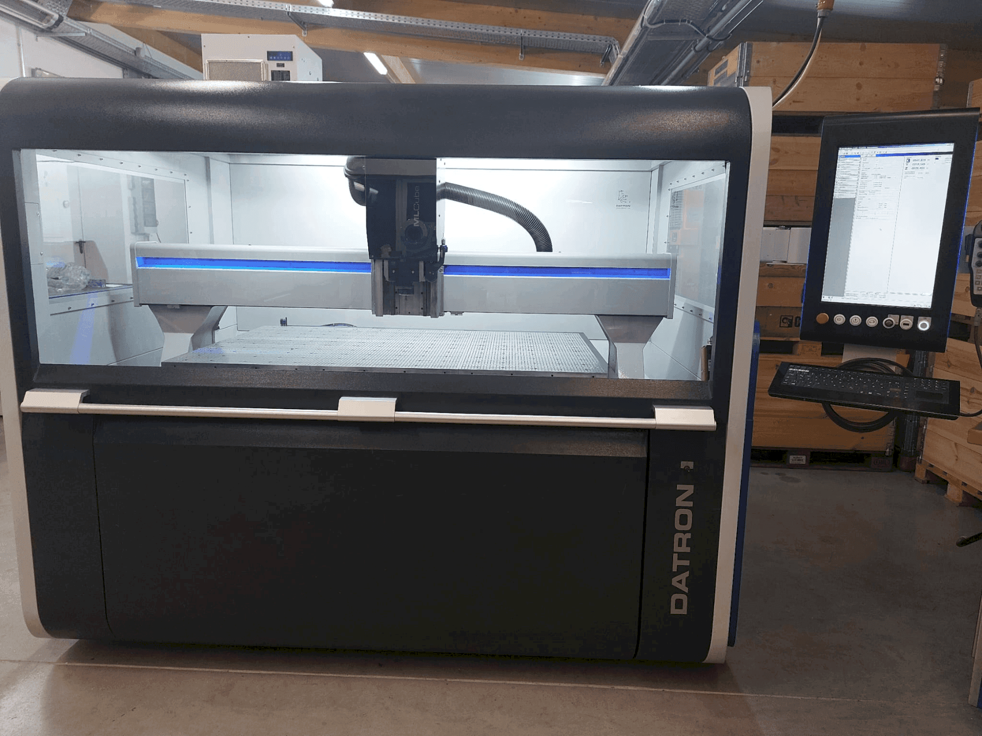 Widok z przodu maszyny Datron MLCube LS