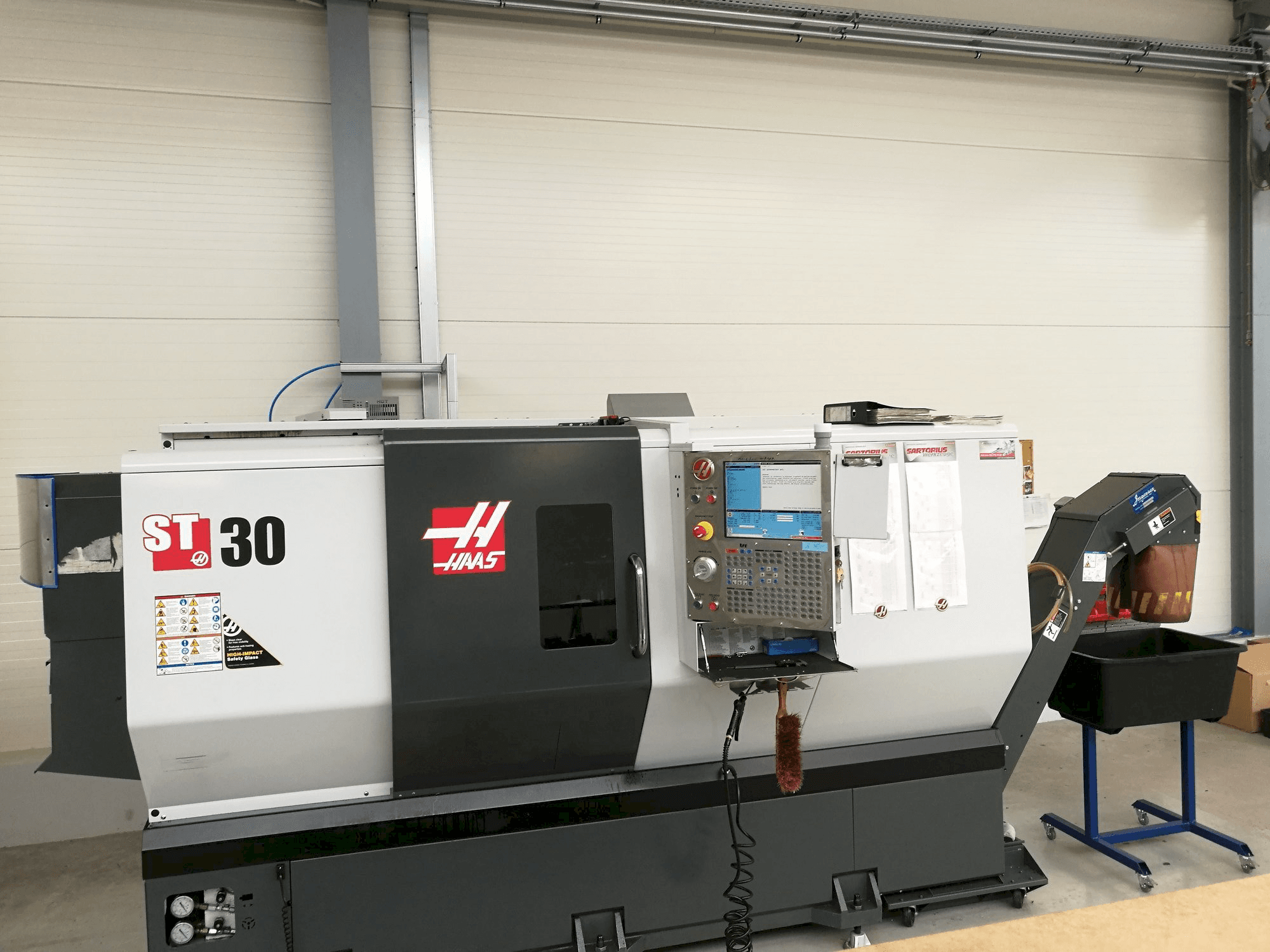 Widok z przodu maszyny HAAS ST-30