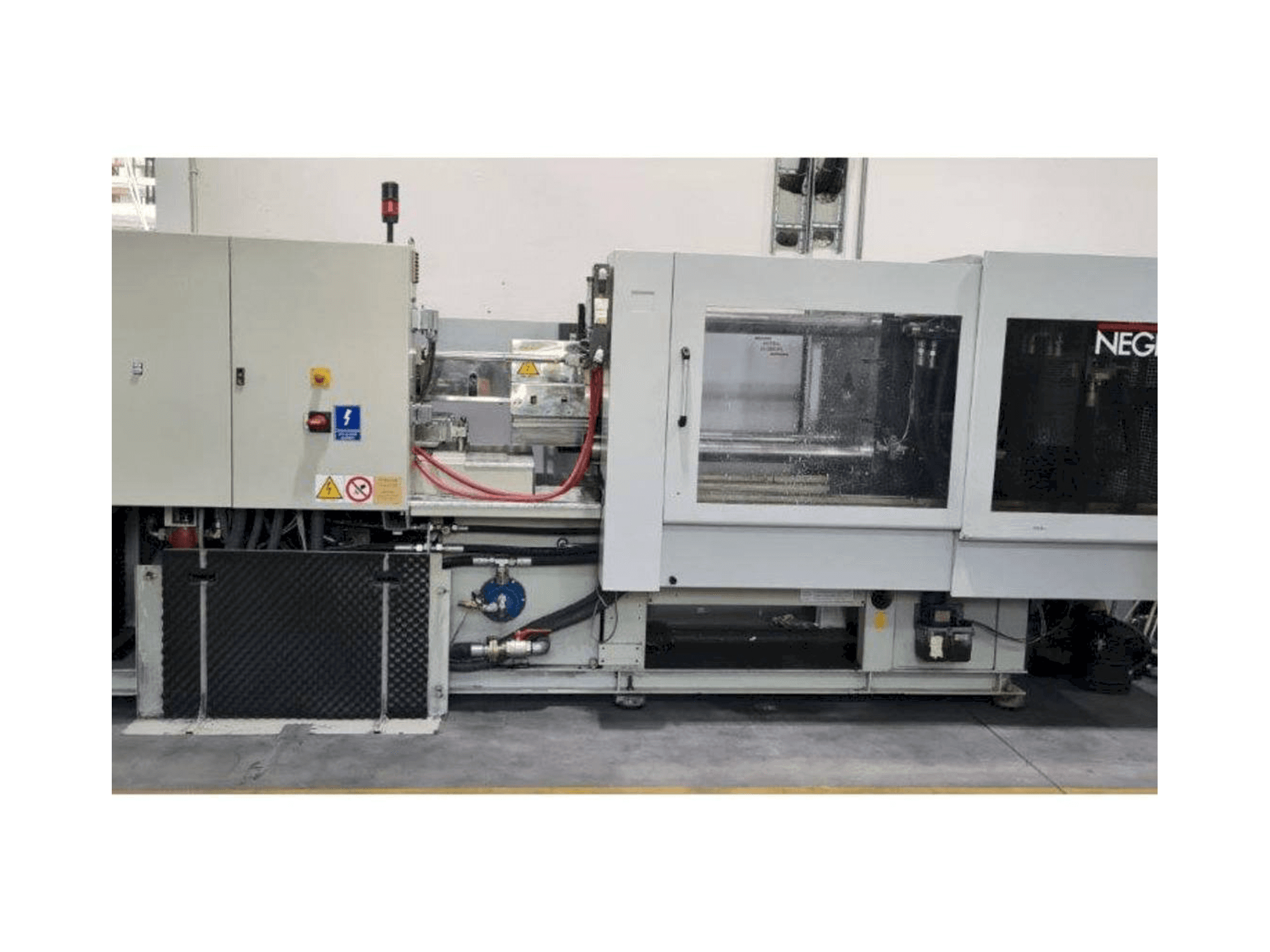 Widok z przodu maszyny Negri Bossi V210