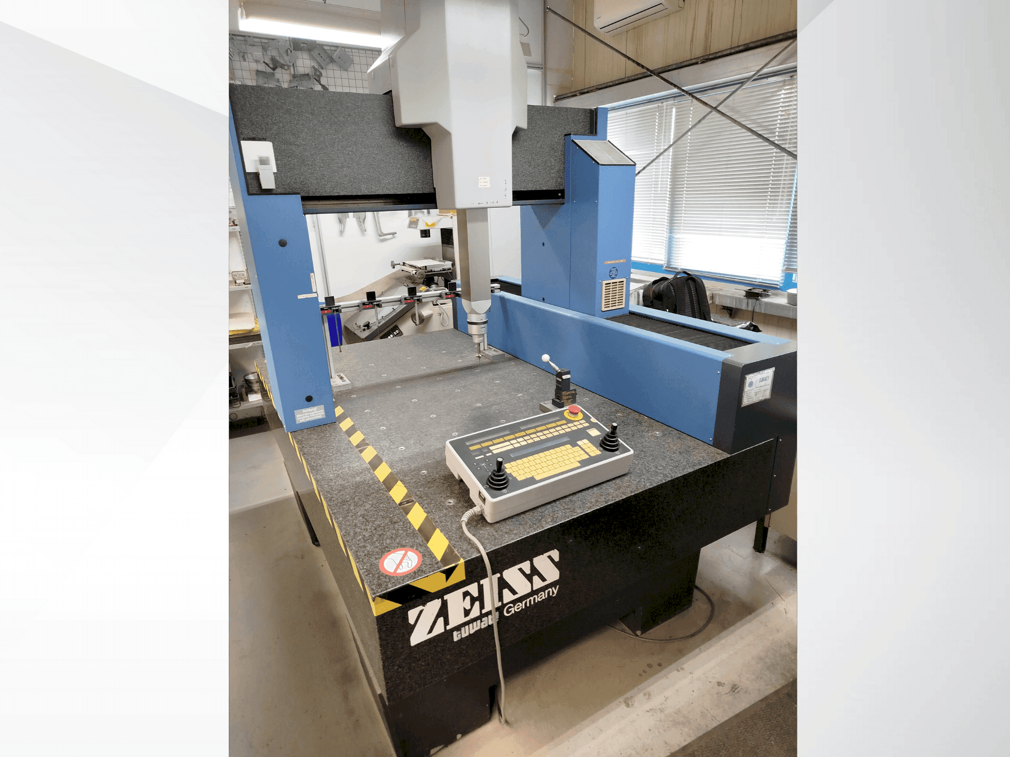 Widok z przodu maszyny ZEISS Contura G2