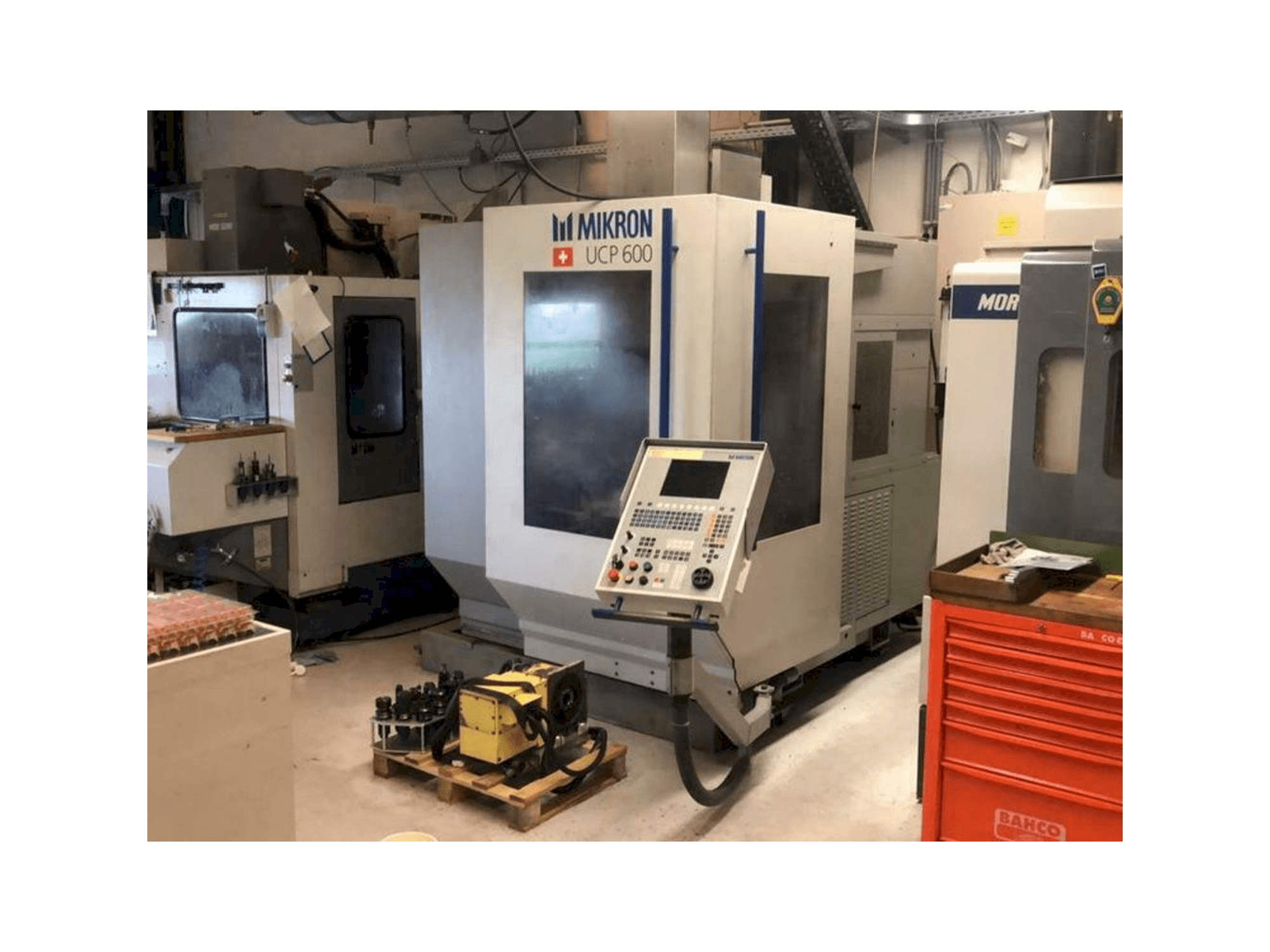 Widok z przodu maszyny MIKRON UCP600