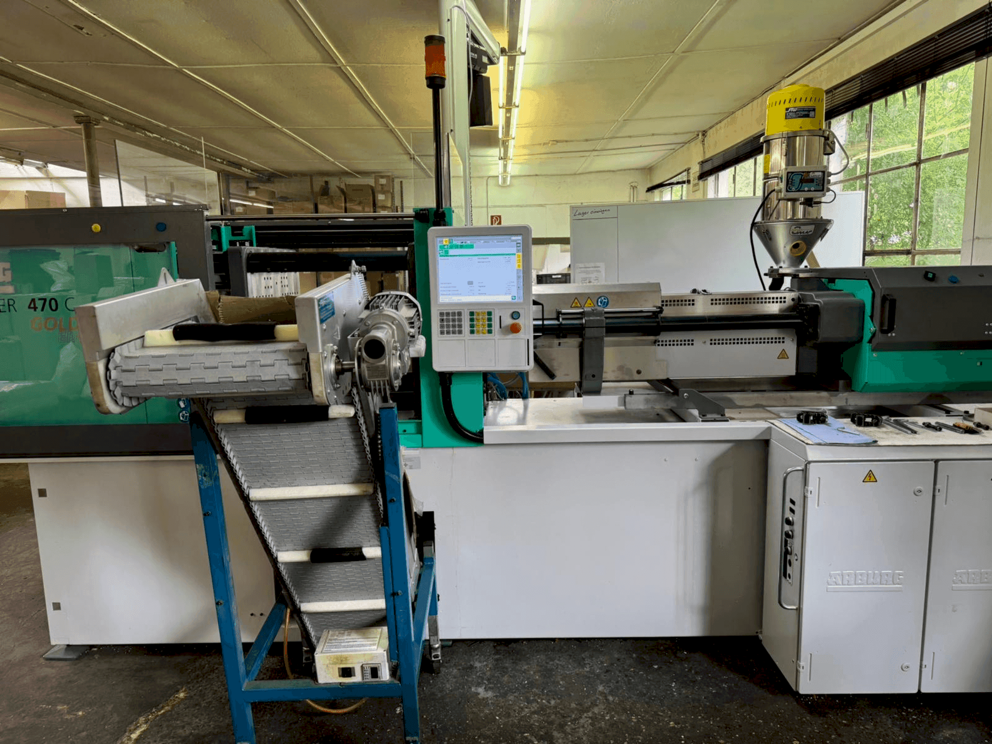 Widok z przodu maszyny Arburg 470 C 1500-800