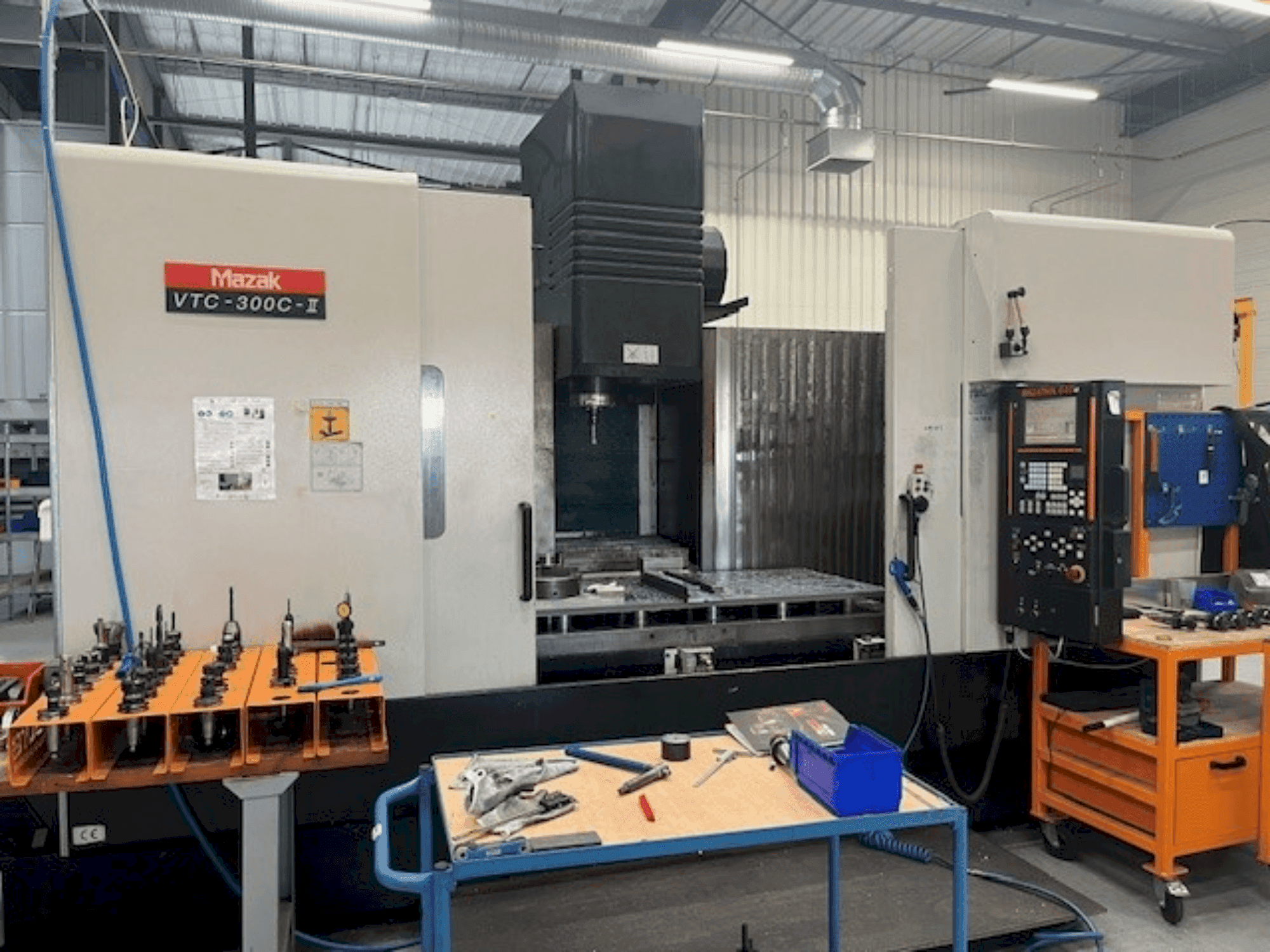 Widok z przodu maszyny Mazak VTC-300C-II
