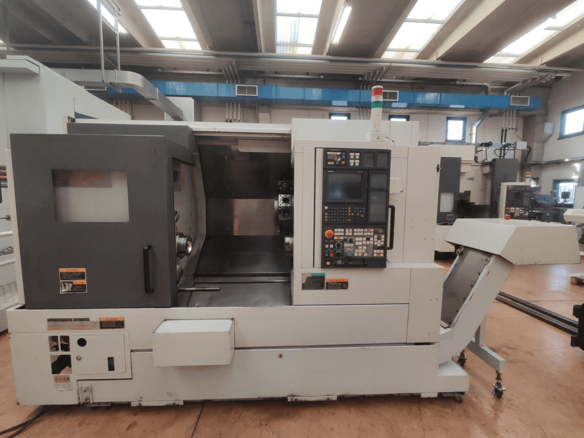 Widok z przodu maszyny MORI SEIKI NL2500/700 SMC