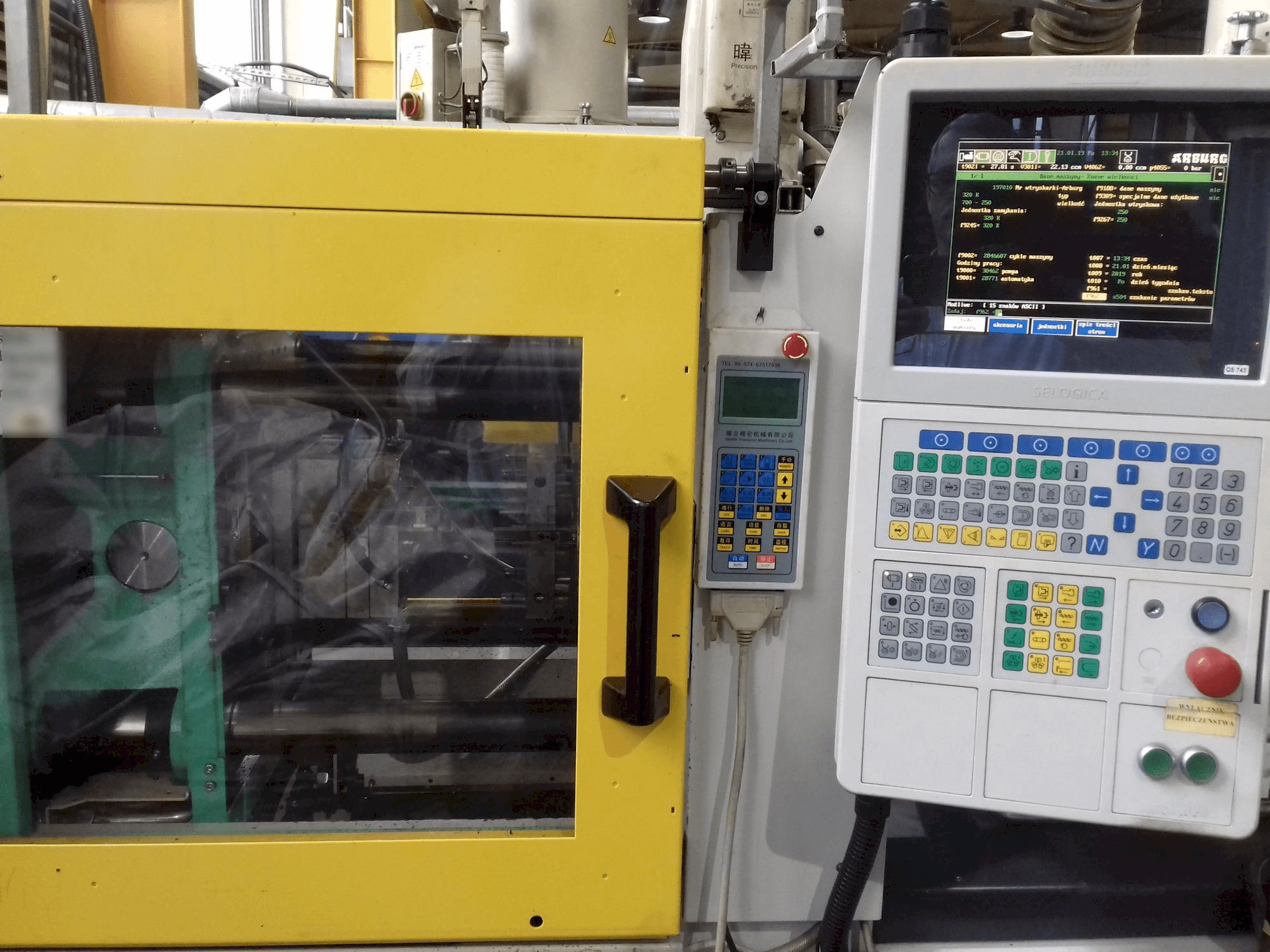 Widok z przodu maszyny Arburg ALLROUNDER 320 K 700-250