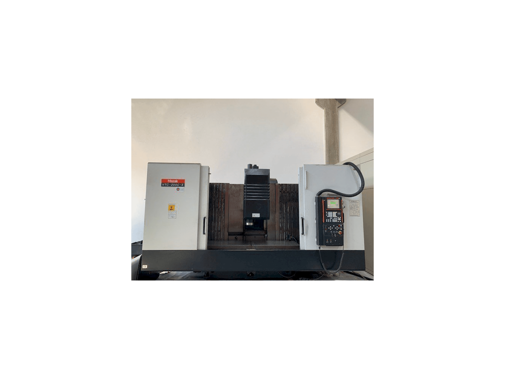 Widok z przodu maszyny Mazak VT 200C II