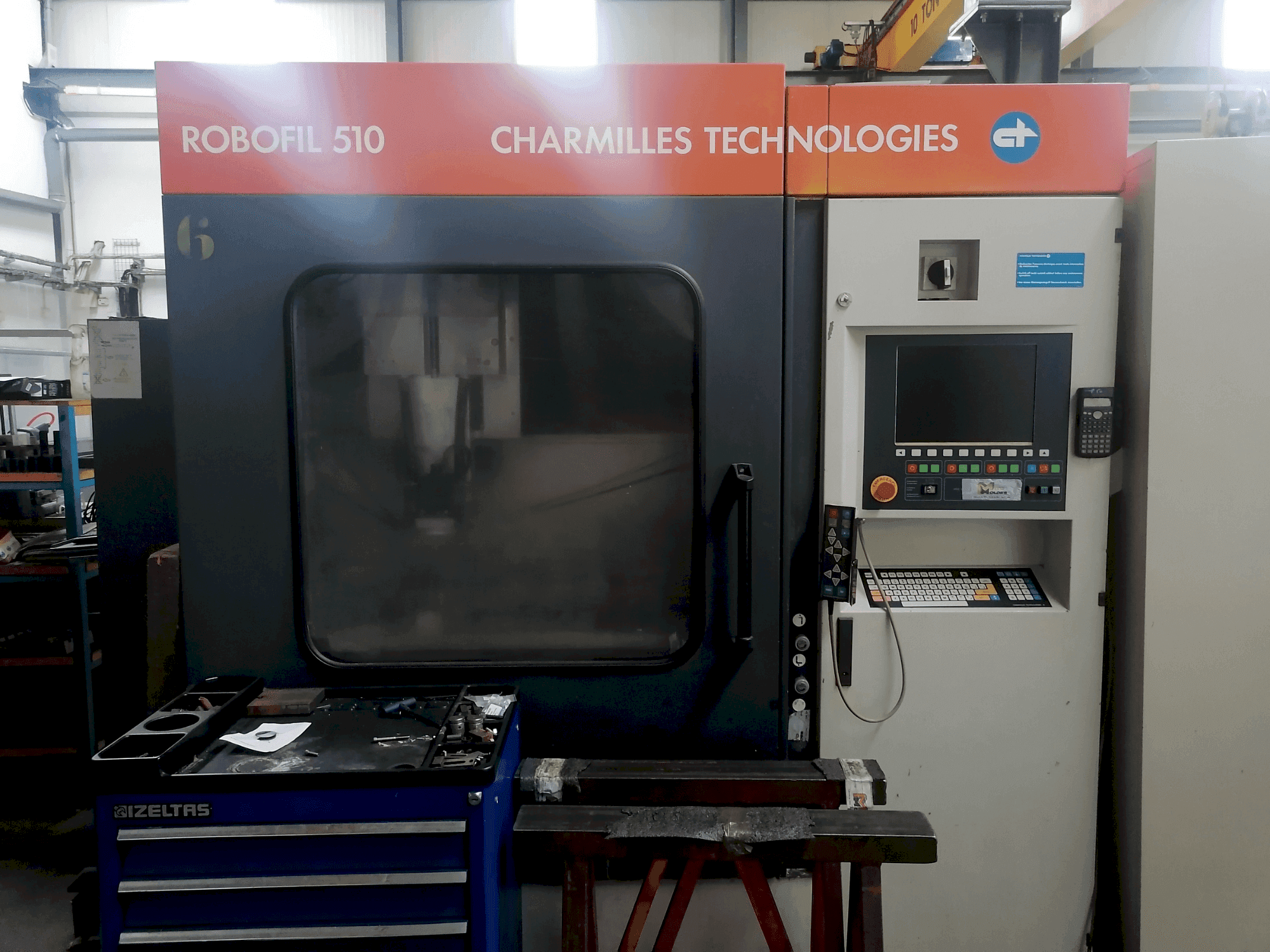 Widok z przodu maszyny CHARMILLES Robofil 510