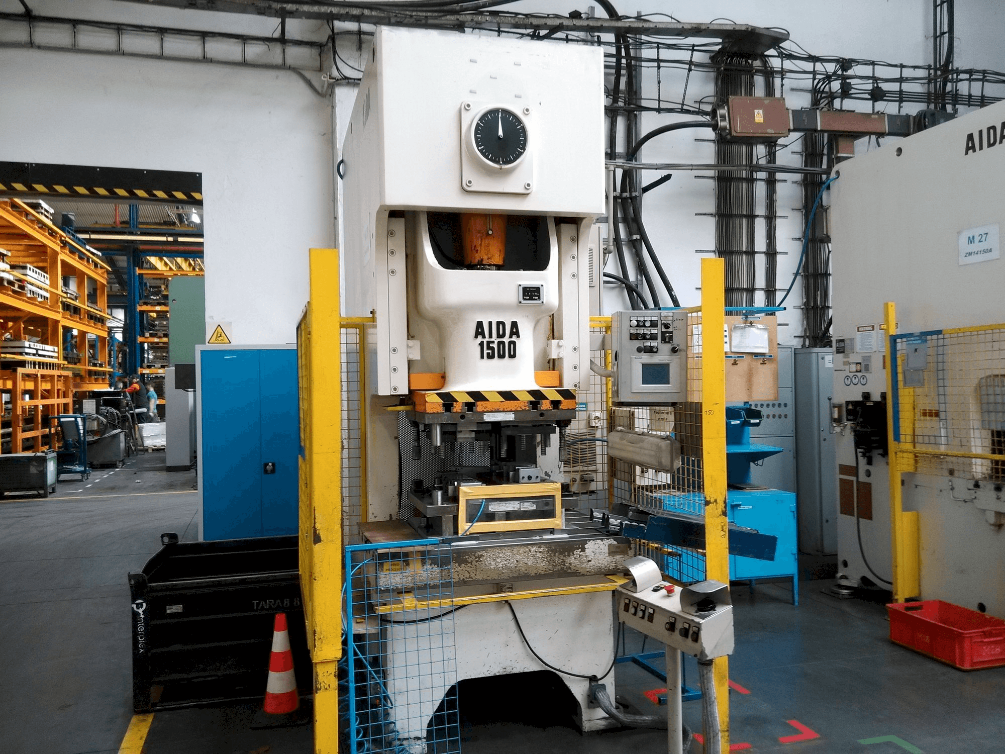Widok z przodu maszyny AIDA NC 1-1500