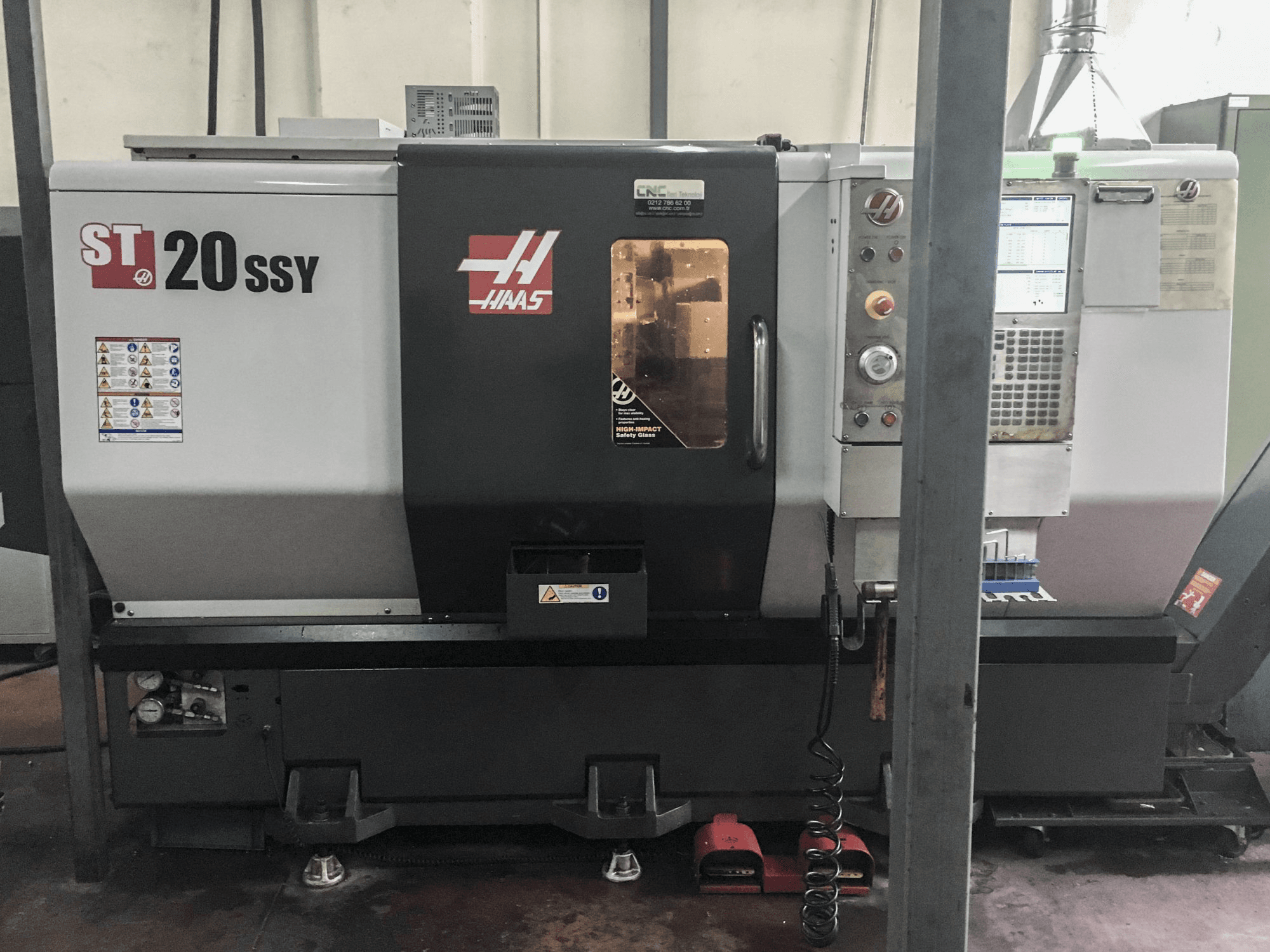 Widok z przodu maszyny HAAS ST-20SSY