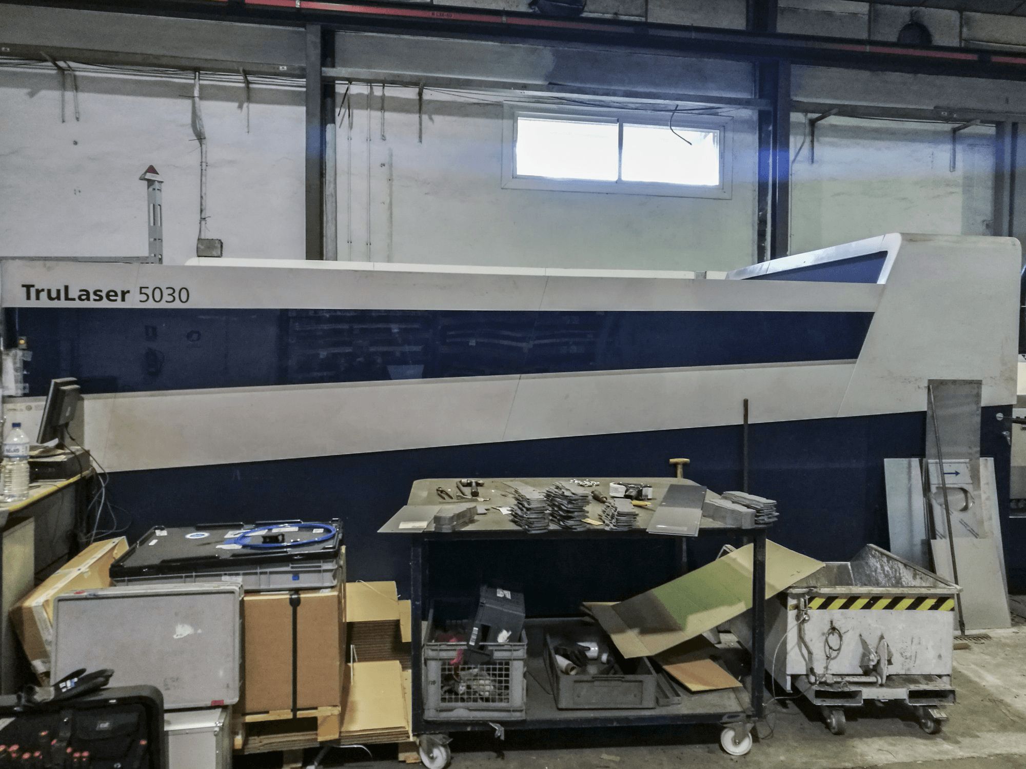 Widok prawej strony maszyny Trumpf TruLaser 5030 fiber