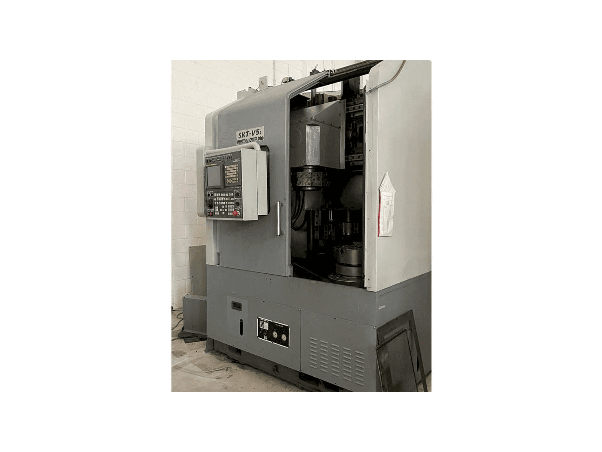 Widok z prawej maszyny Hyundai SKT V5L