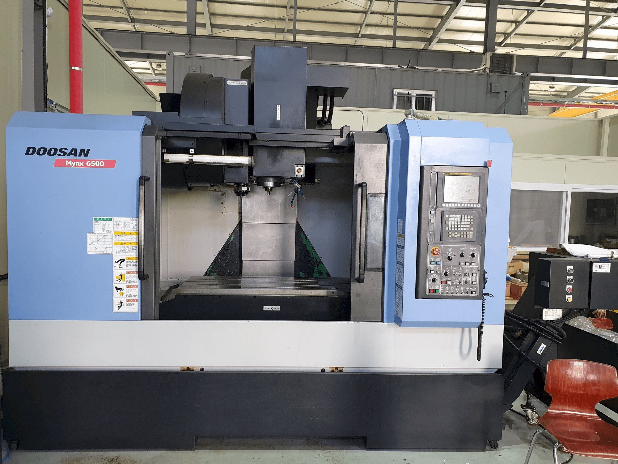 Widok z przodu maszyny Doosan MYNX 6500