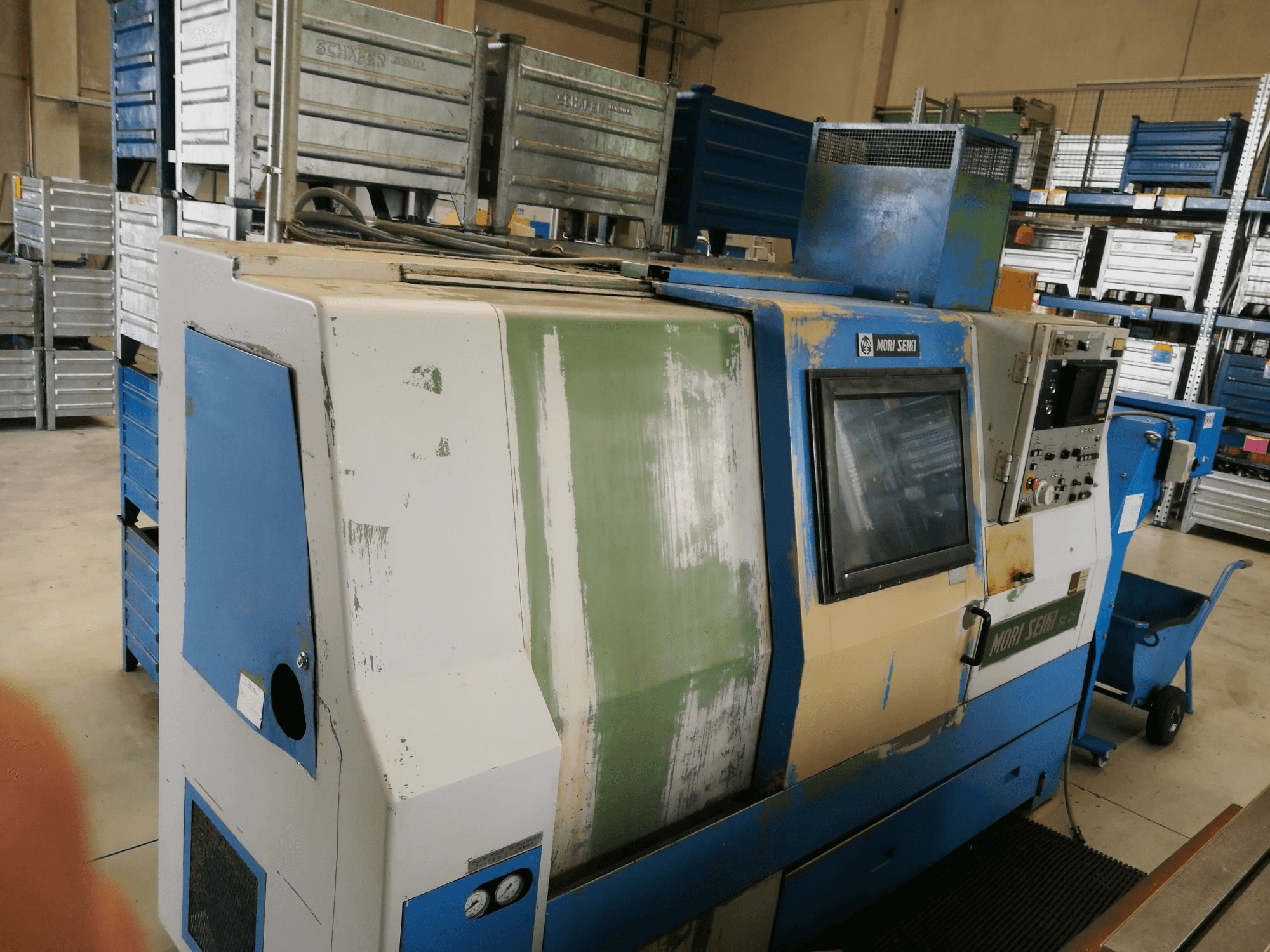 Widok z lewej maszyny MORI SEIKI SL-25A/500