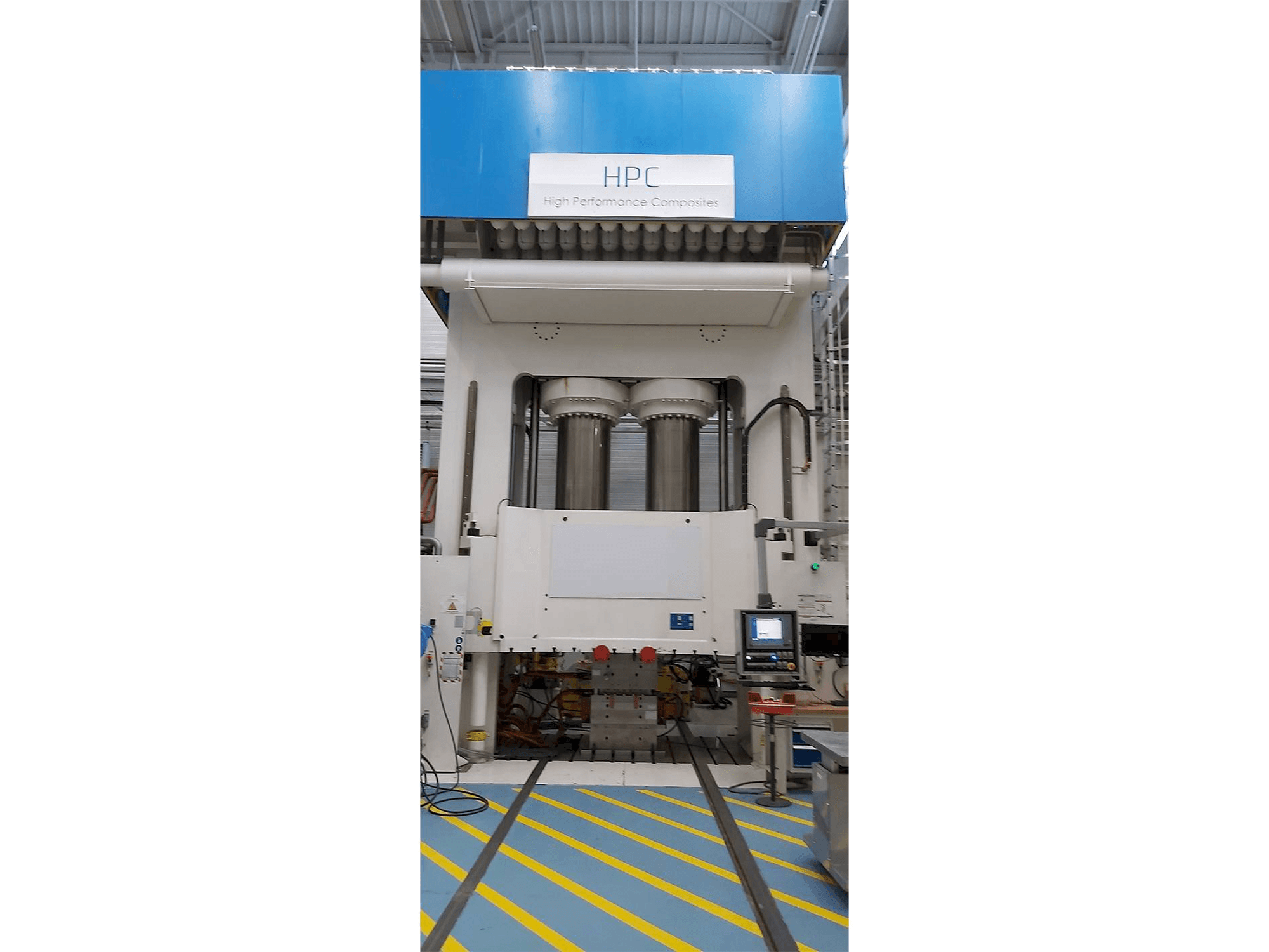 Widok z przodu maszyny Dieffenbacher 2500 Ton