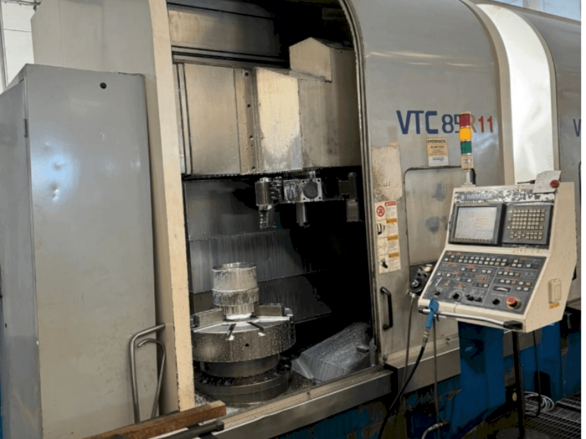 Widok z przodu maszyny HANKOOK VTC 85