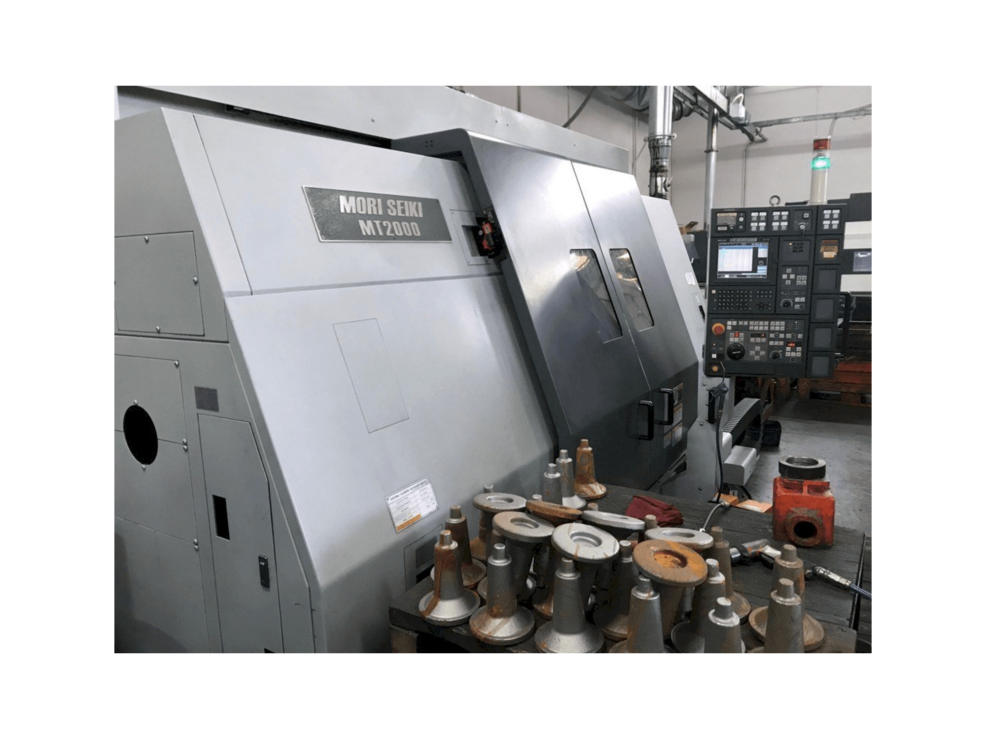 Widok z przodu maszyny MORI SEIKI MT 2002 SZ