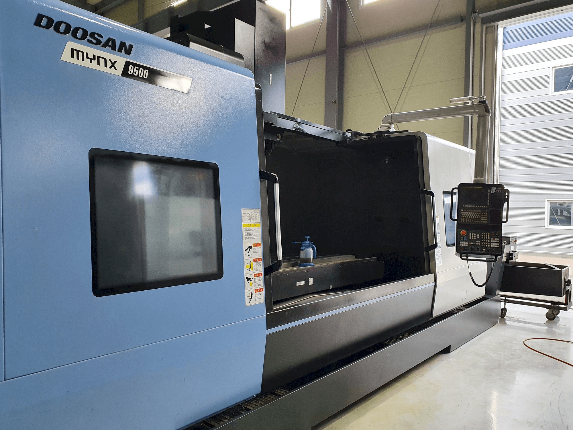 Widok z przodu maszyny Doosan MYNX 9500